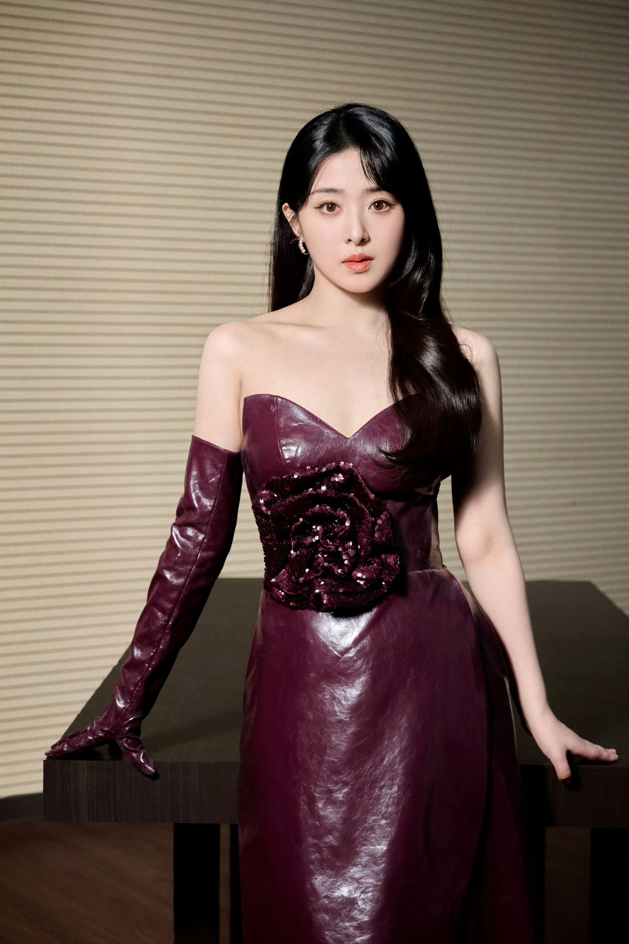 张含韵,"奶香女神"身材就是香,紫色裹胸裙,前凸后翘的曲线清晰可见,酥