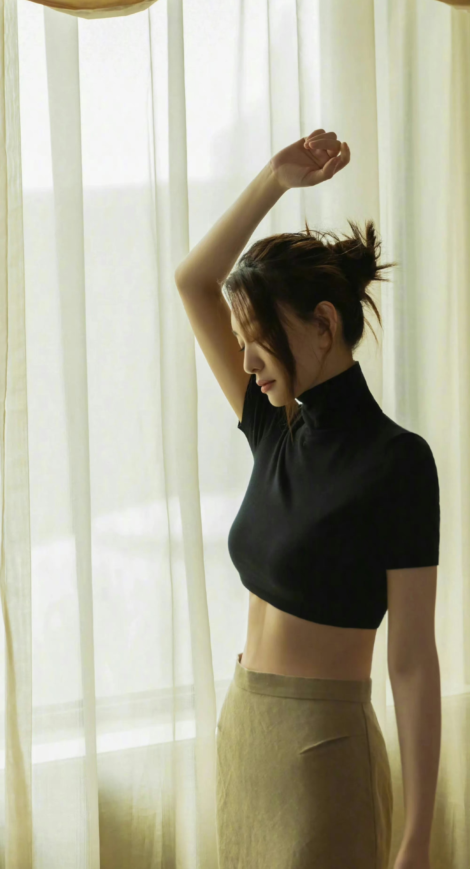 李小冉显露迷人身姿,丰满动人,圆润饱满,凹凸感十足,小蛮腰纤细如杨柳