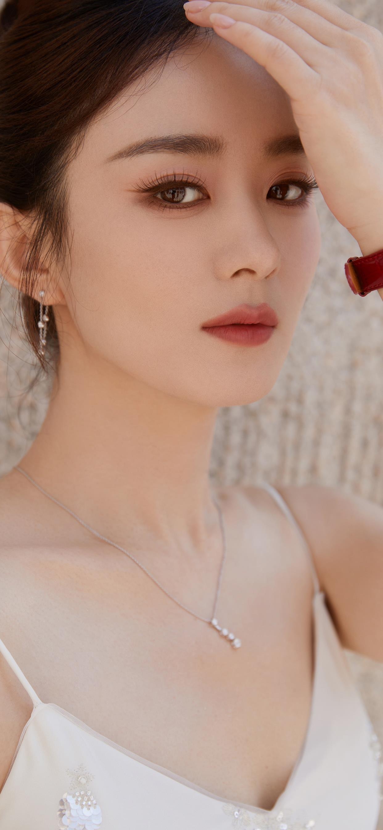 赵丽颖,这是谁给的胆子,竟然穿这么暴露的低胸吊带裙,凹凸身材,圆润的