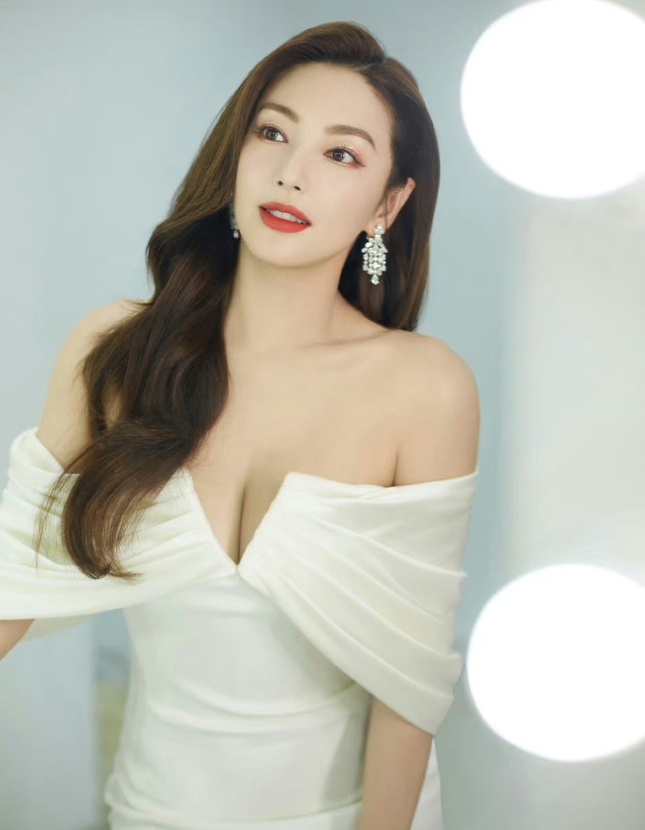 张雨绮,低胸造型太耀眼,高耸的双峰尤为吸睛,漂亮,性感有迷人[色][色]