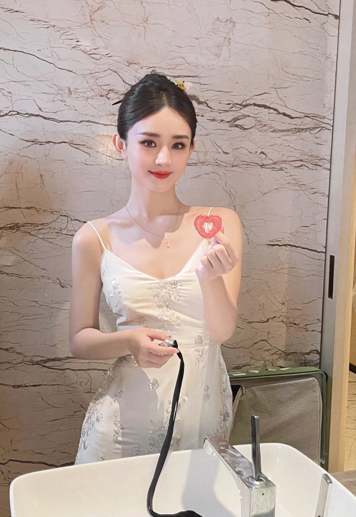 赵丽颖,这是谁给的胆子,竟然穿这么暴露的低胸吊带裙,凹凸身材,圆润的