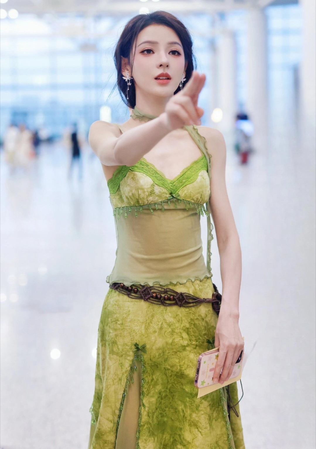 张予曦,这么穿是不是内衣都省掉了,凹凸身材和苗条的曲线让人看了直