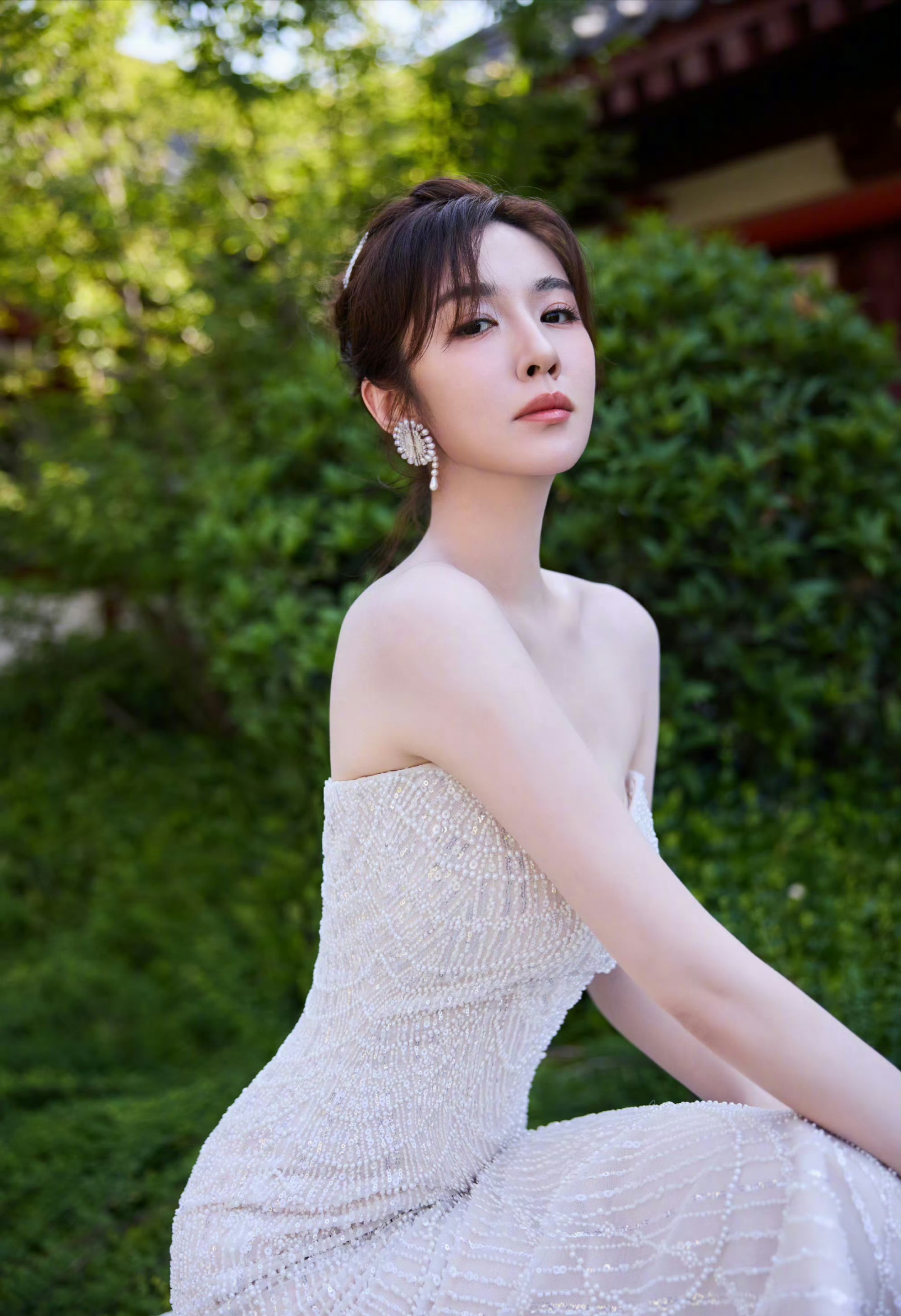 王晓晨,抹胸造型,晒出了丰胸,晒出了细腰,曼妙身姿妩媚动人,身材曲线