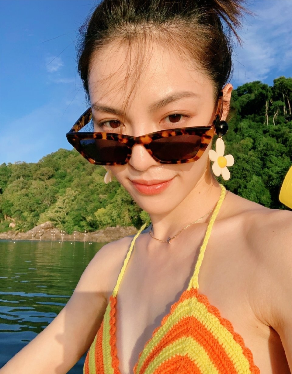 钟楚曦,穿彩色条纹比基尼93海边游玩,尽情享受阳光与海浪的洗礼,将