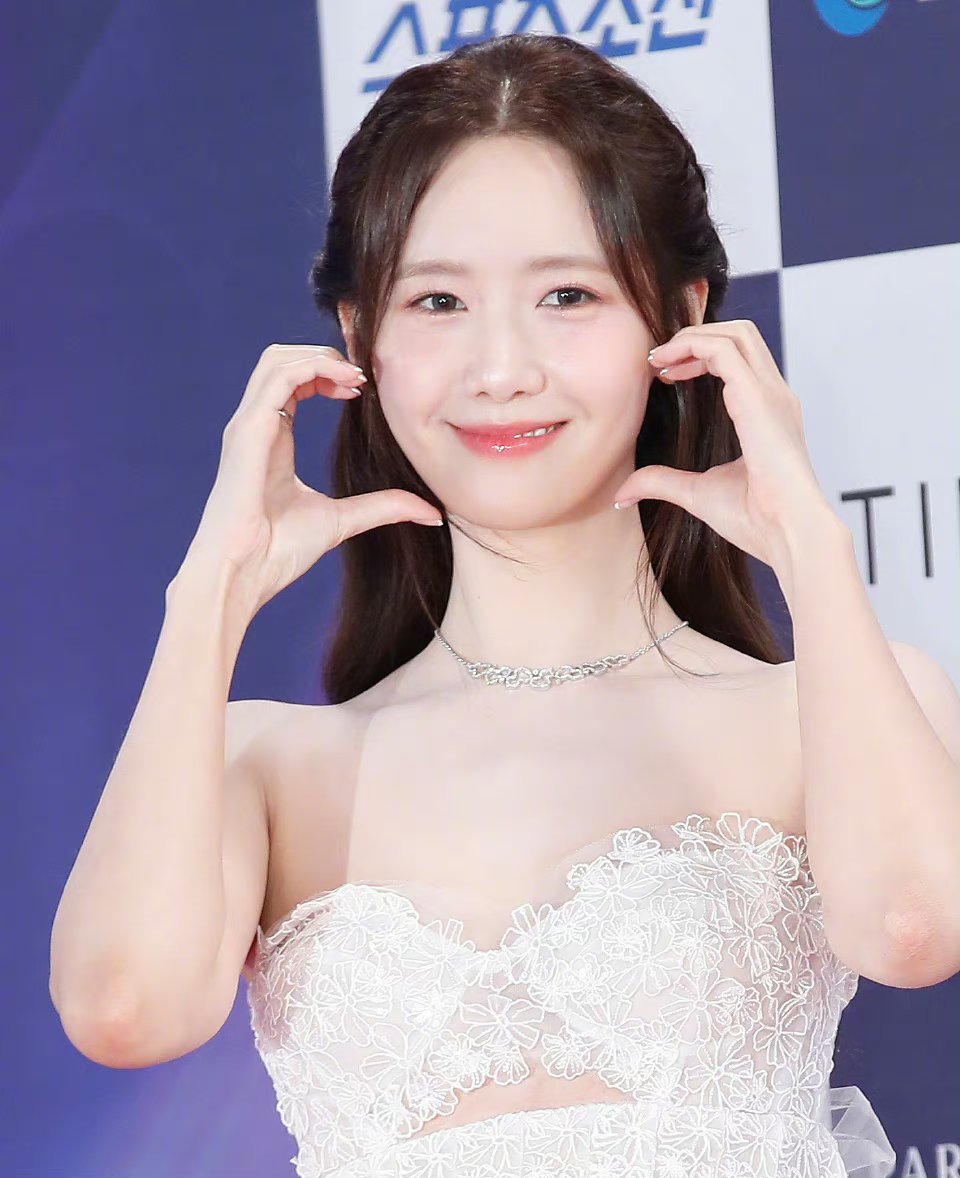 韩国颜值天花板林允儿难得穿一次露肩裹胸裙,好身材真的很不错,凹凸