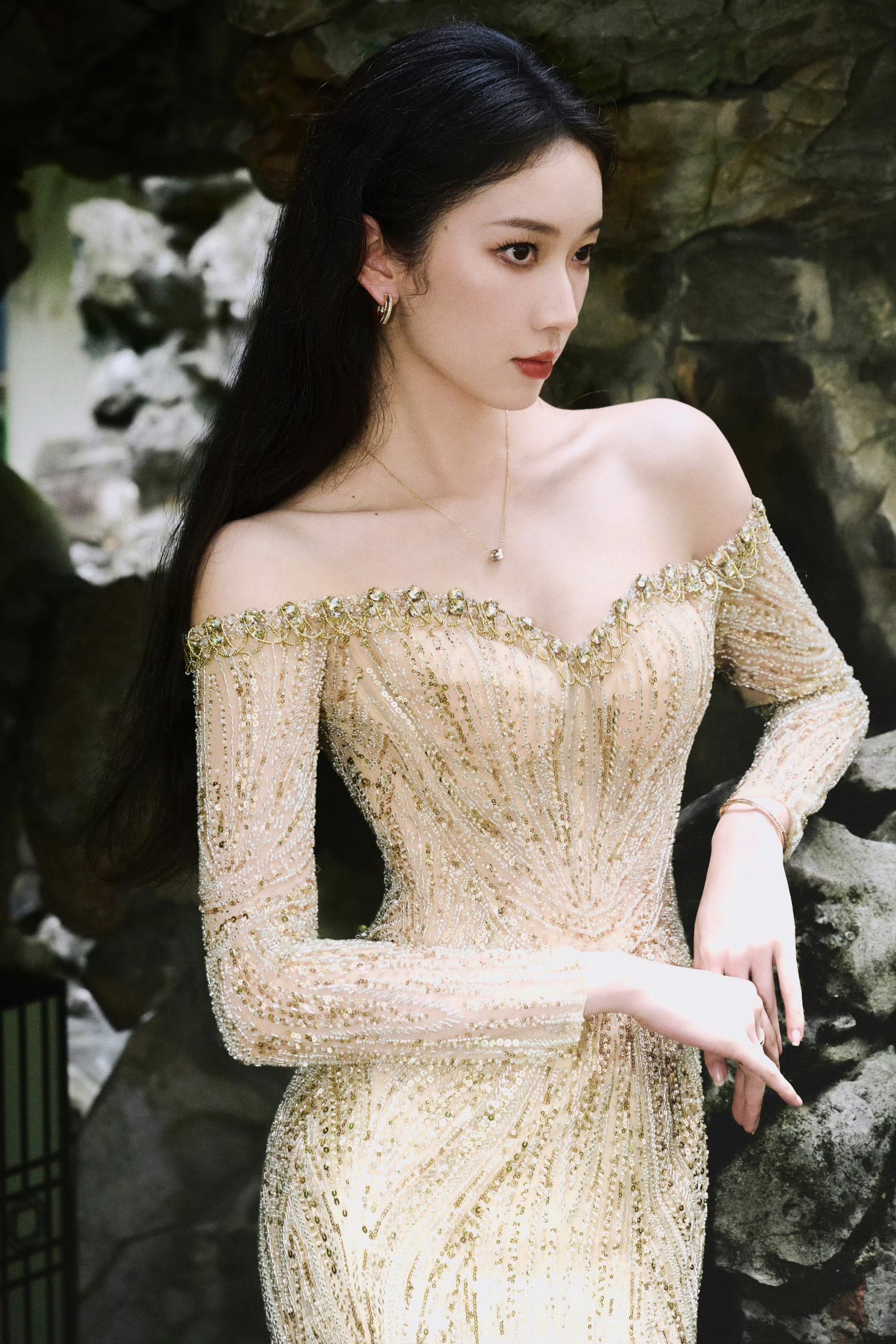 内地女星刘令姿,身穿挂肩低胸裙,凹凸身材显露,丰满动人,迷人的事业线