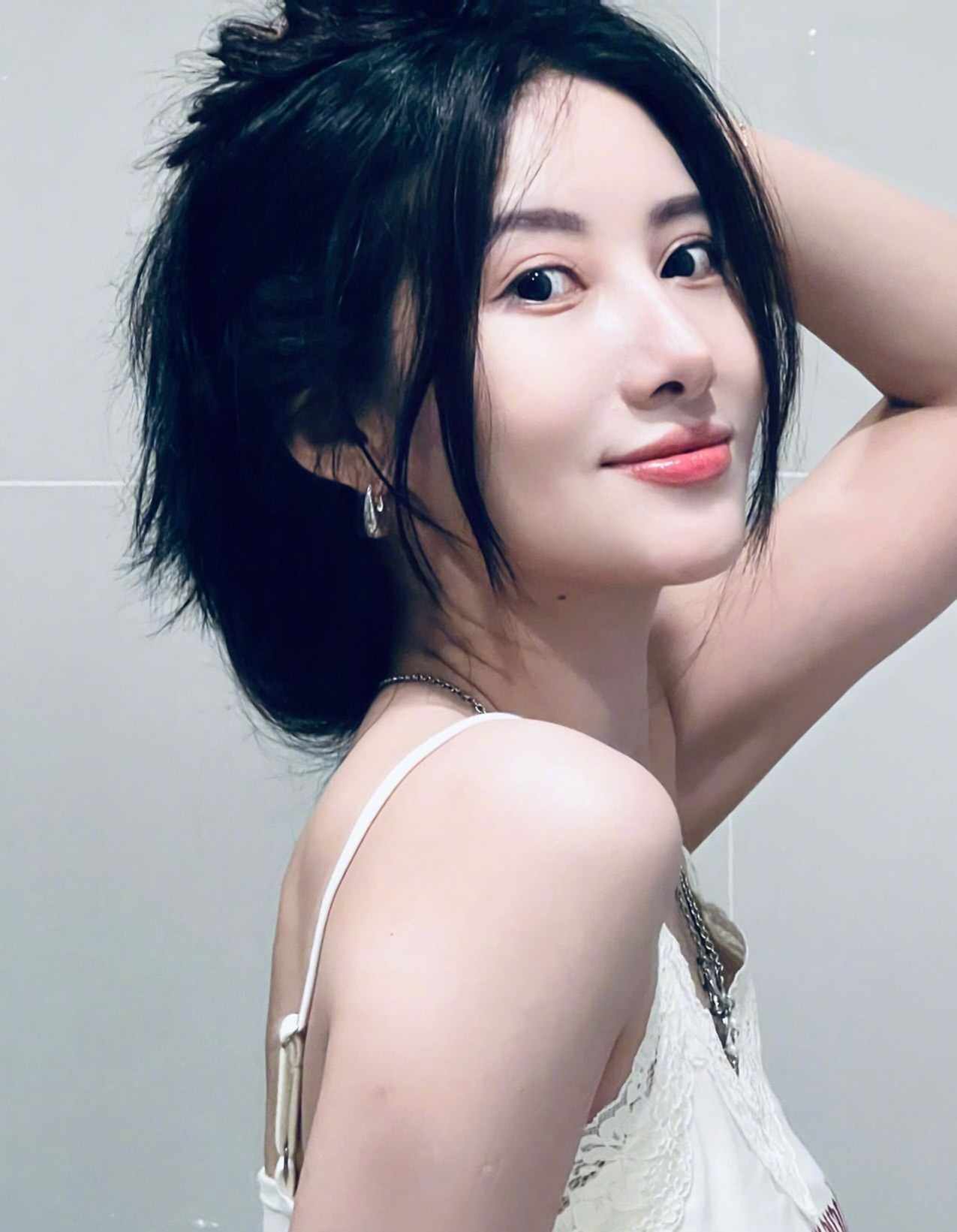 美女吴优,抬手撩发尽显妩媚性感之态,这哪是撩发,这是撩人啊[色][色]