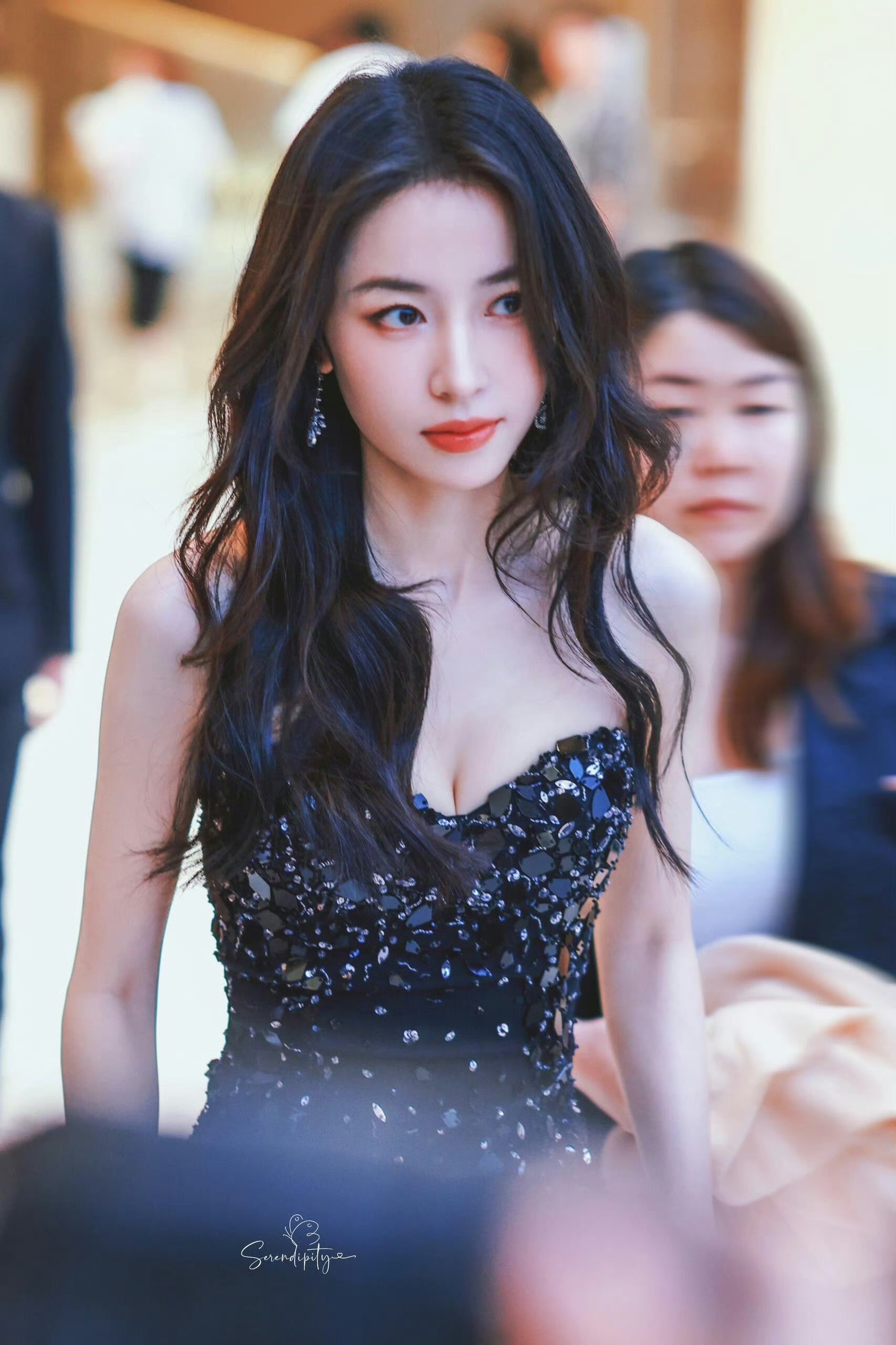 周雨彤,露事业线,秀火辣身材,凹凸曲线美感爆棚,姐姐终于舍得露出来了