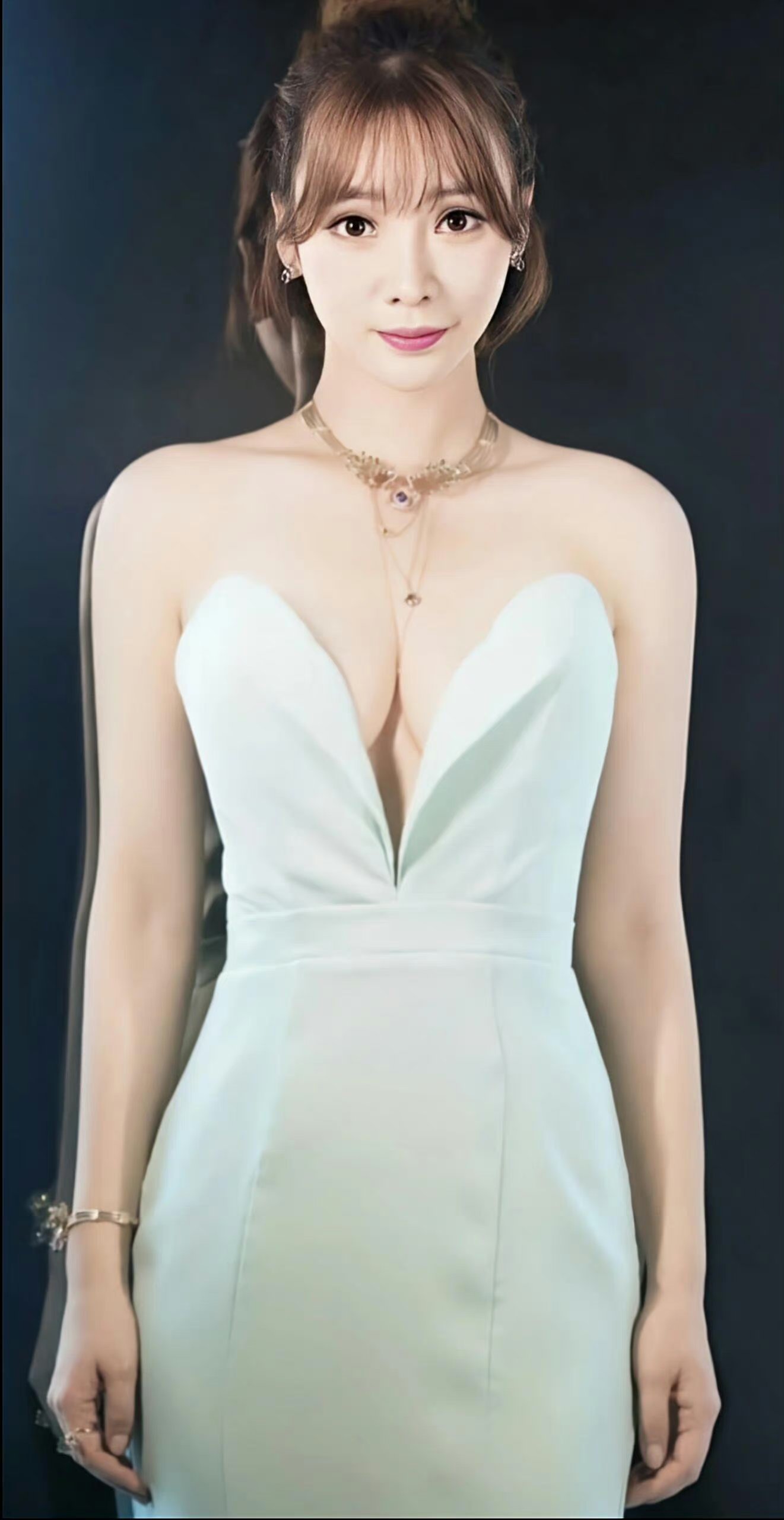 柳岩低胸裙造型将她的丰乳蜂腰的姣好曲线和一双笔直修长的"漫画腿"