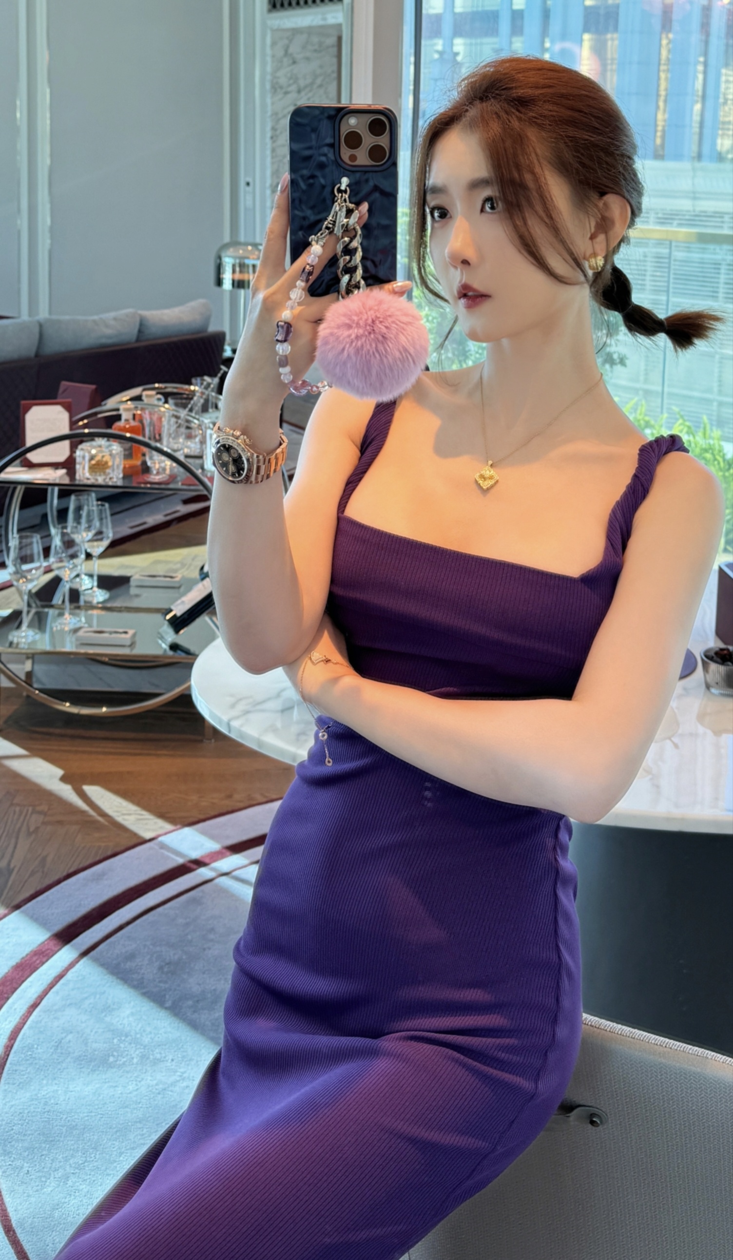 酥胸半露,美臀圆润高挑,聂小雨不愧是全网第一性感机车女神,身材优越