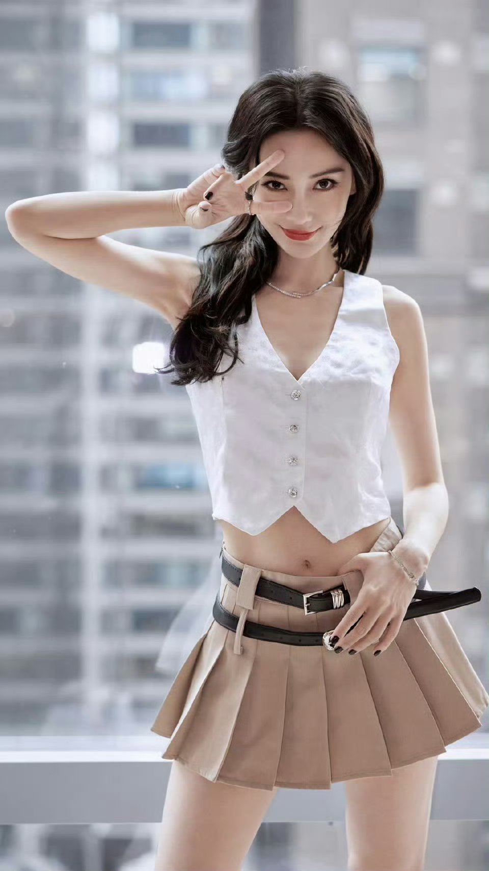 杨颖,露腰露大长腿,摇摆着美丽的臀部,美感十足,这种表演天赋真的很