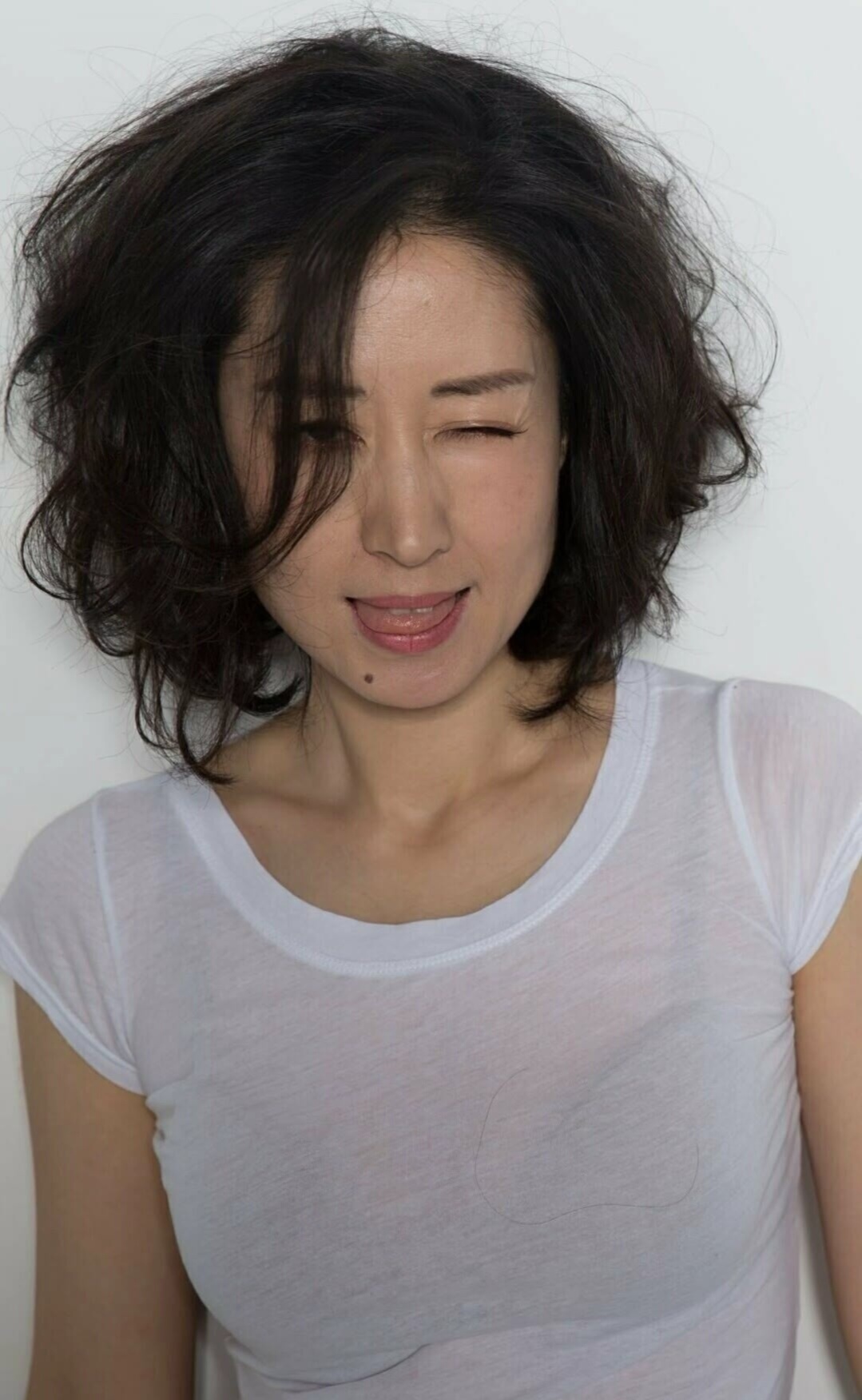 刘敏涛,白色透视背心,尽显丰腴好身材,看上去有些壮实,但浑身上下的