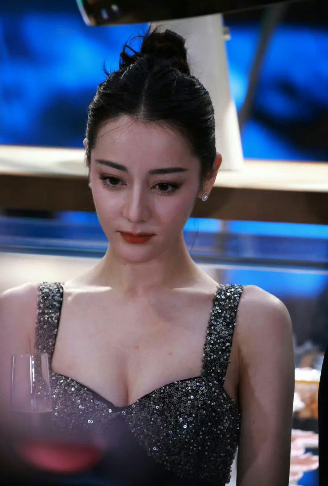 迪丽热巴,低胸裙造型惊艳绝伦,凹凸有致的身材尽显,展现了性感迷人的