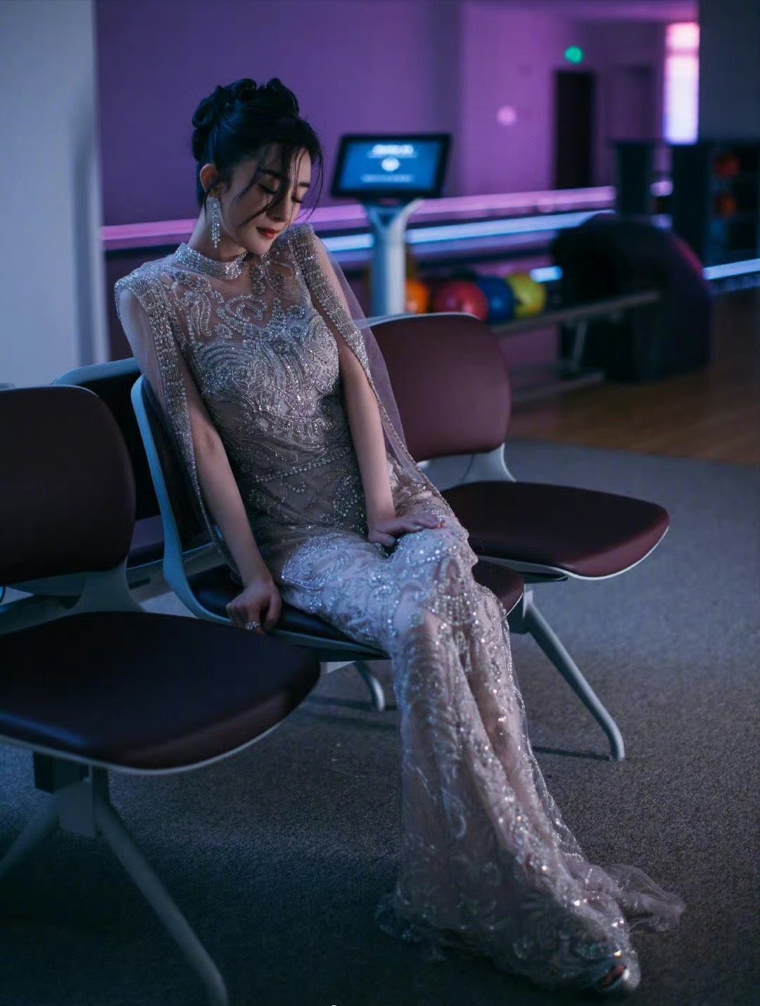 杨幂穿蕾丝透视裙,包裹的身材前凸后翘,曲线玲珑剔透,性感有魅力,诱惑