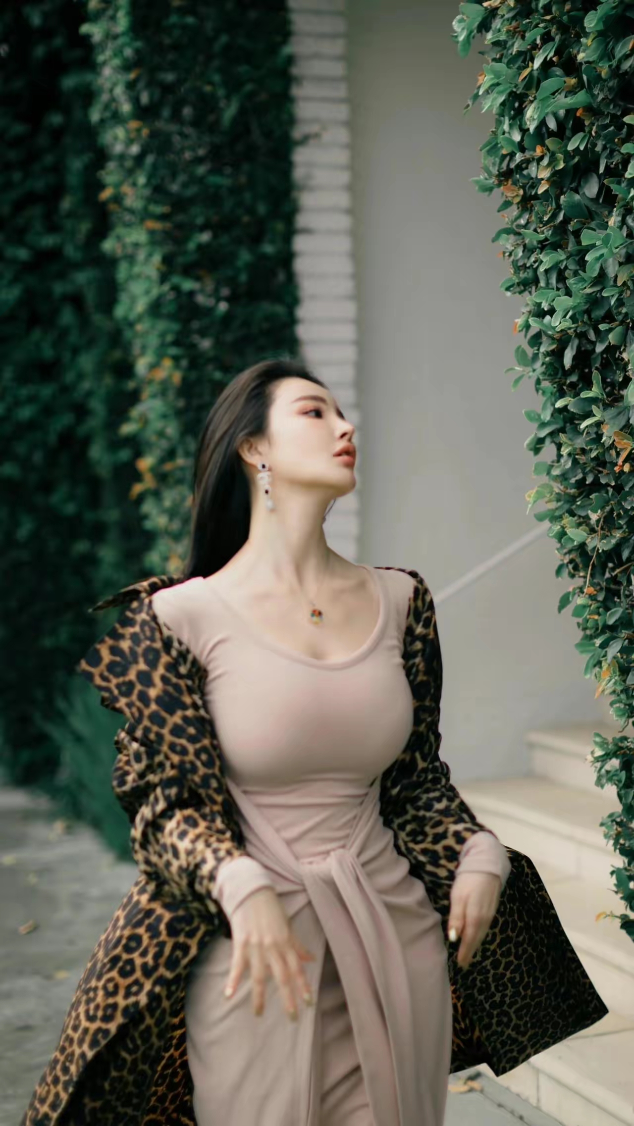 刘雨欣沙漏型身材,凹凸有致,穿豹纹曲线玲珑,性感值报爆表[赞同][赞同