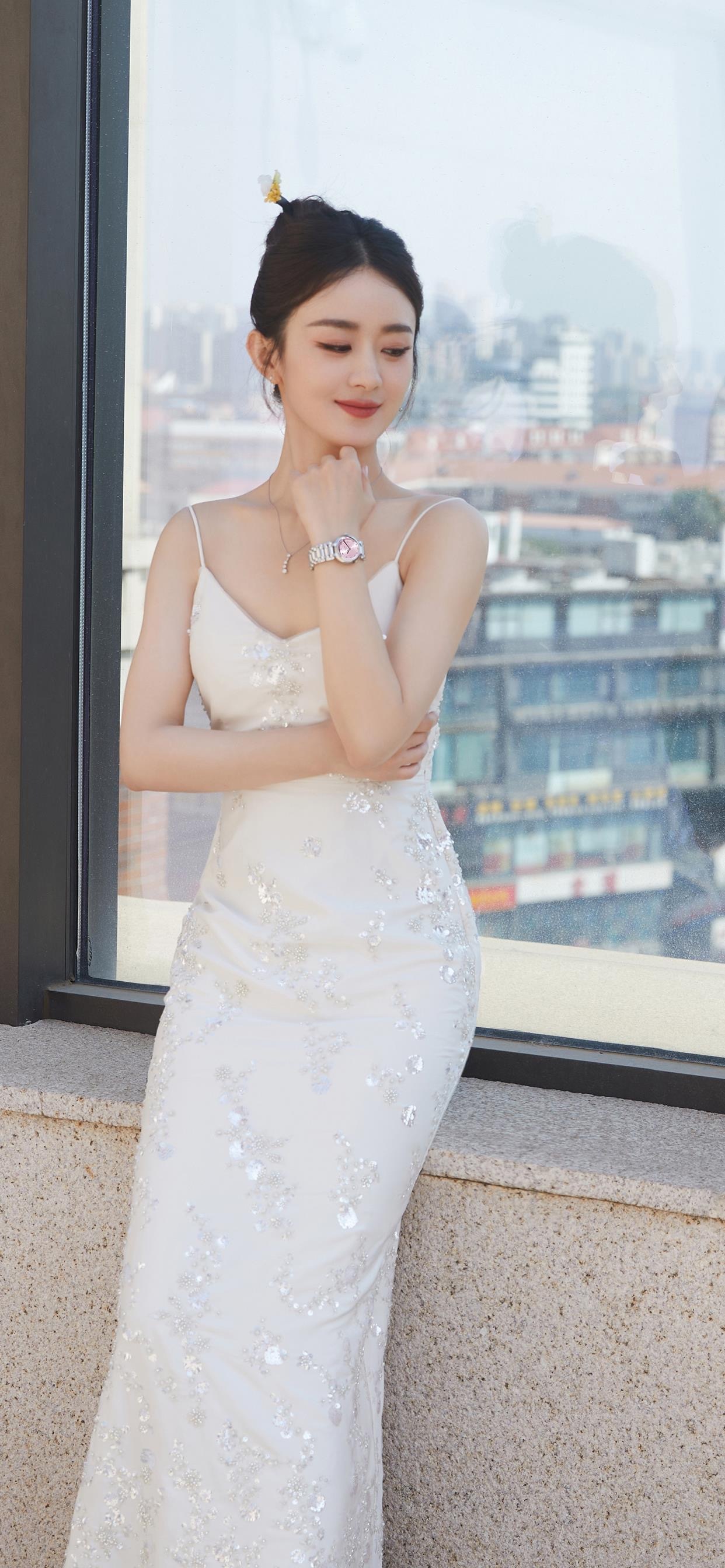 赵丽颖,这是谁给的胆子,竟然穿这么暴露的低胸吊带裙,凹凸身材,圆润的