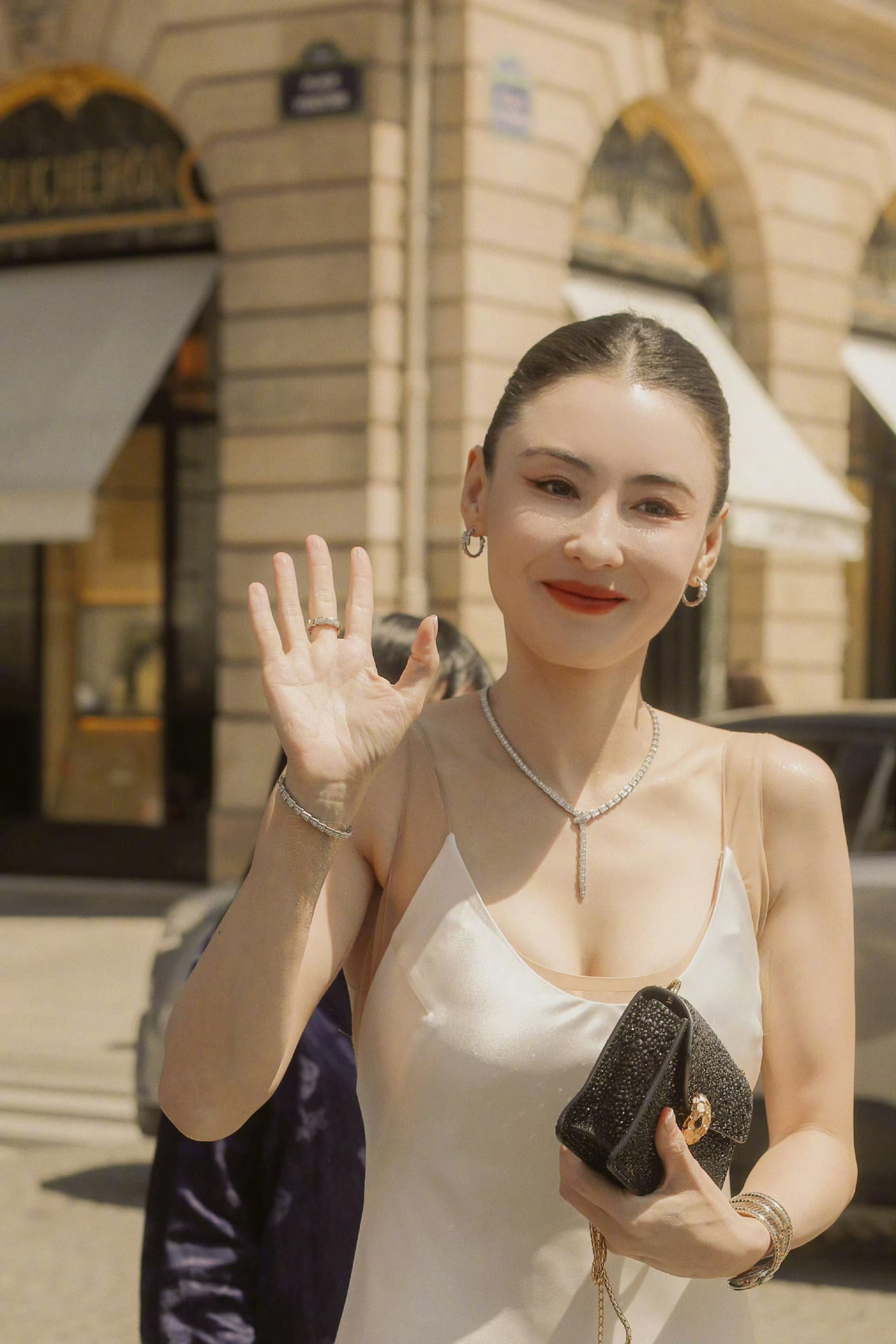 张柏芝,现身法国街头,白色低胸裙大显神威,丰满的胸围,圆润的臀围