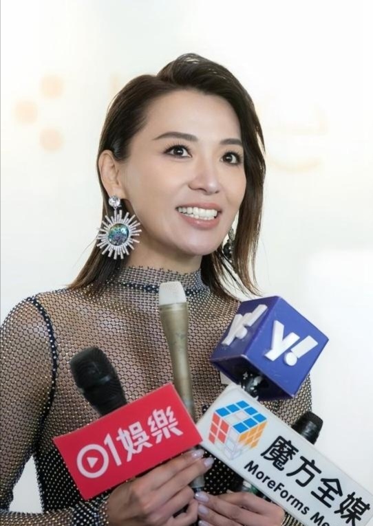 香港著名女演员陈炜,透视装太惊艳,胸前大开口,丰满酥胸半露,楚楚动人