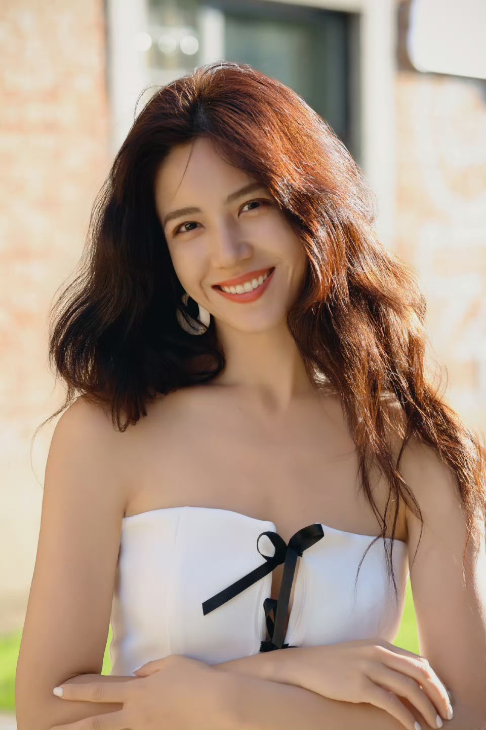 台湾美女夏若妍,胆子挺大,疑似真空挑战绑带抹胸裙,就不怕裙子的丝带