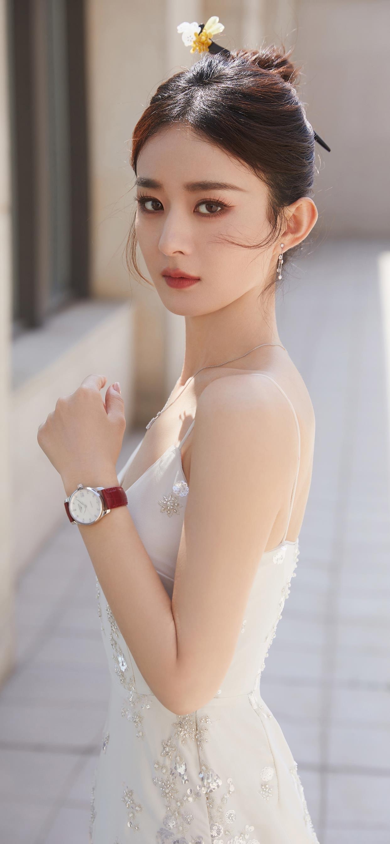 赵丽颖,这是谁给的胆子,竟然穿这么暴露的低胸吊带裙,凹凸身材,圆润的