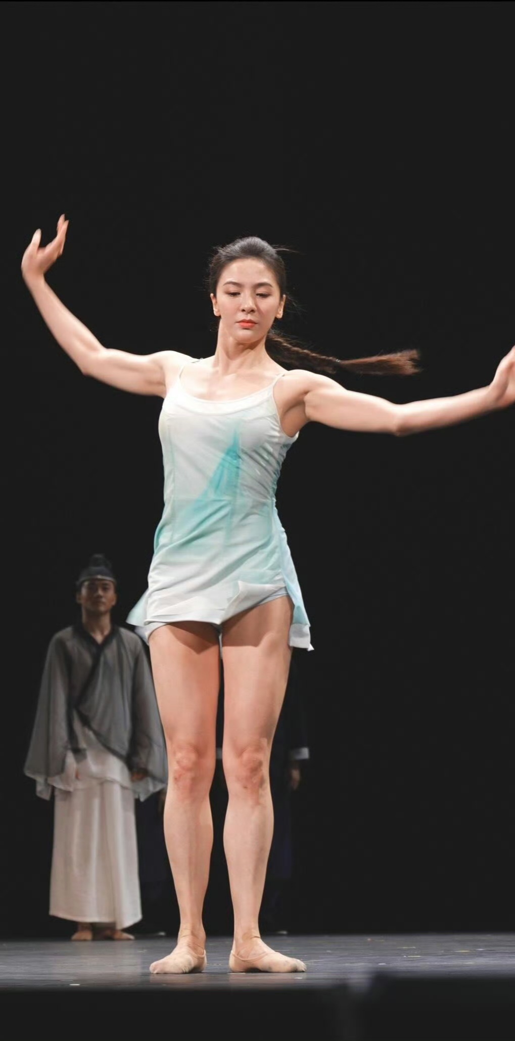唐诗逸,穿吊带抹胸裙演出,她舞姿优美,是力量和艺术的完美结合,同时
