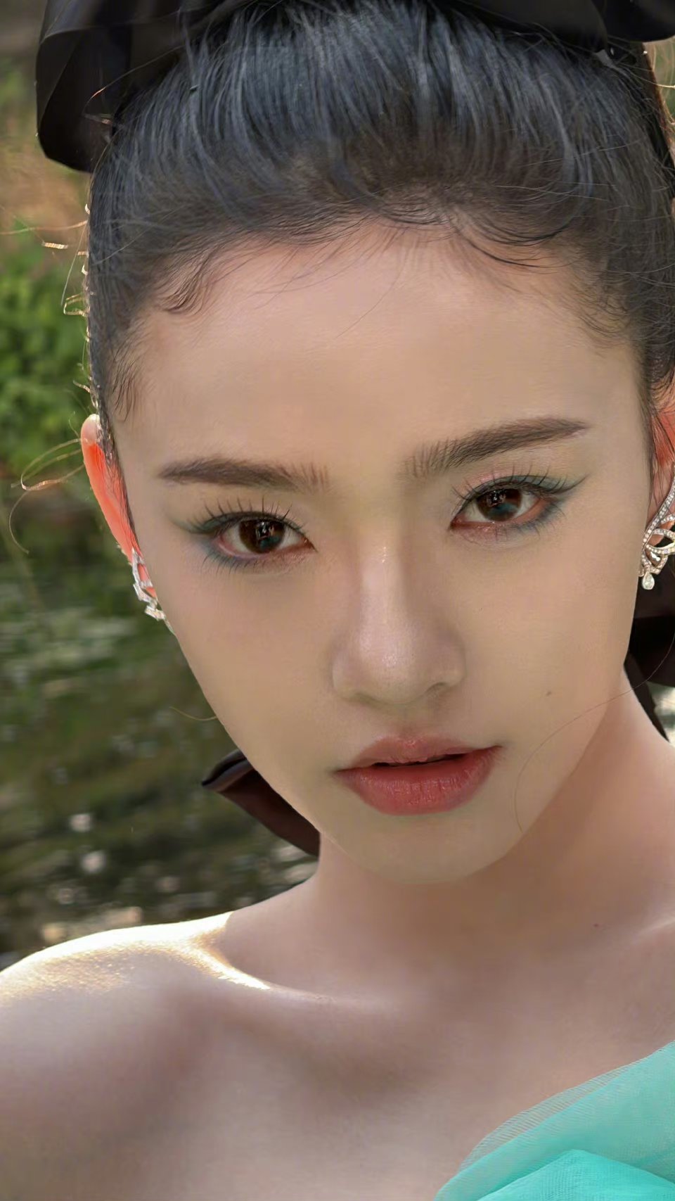 林允身材丰腴,但她通过坚持健身锻炼,获得了健康纤瘦的身材,整体曲线