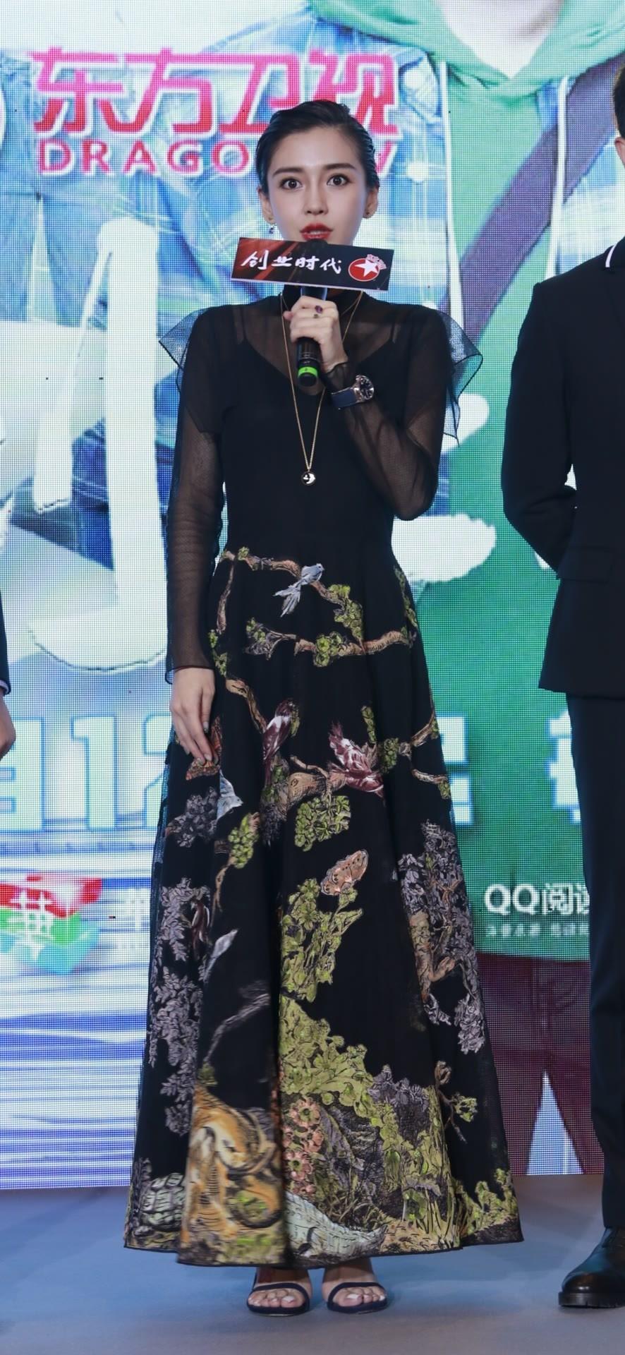 杨颖,黑色透视纱裙,朦胧之美更让人喜欢[色][色][色] 杨颖曾穿过一件