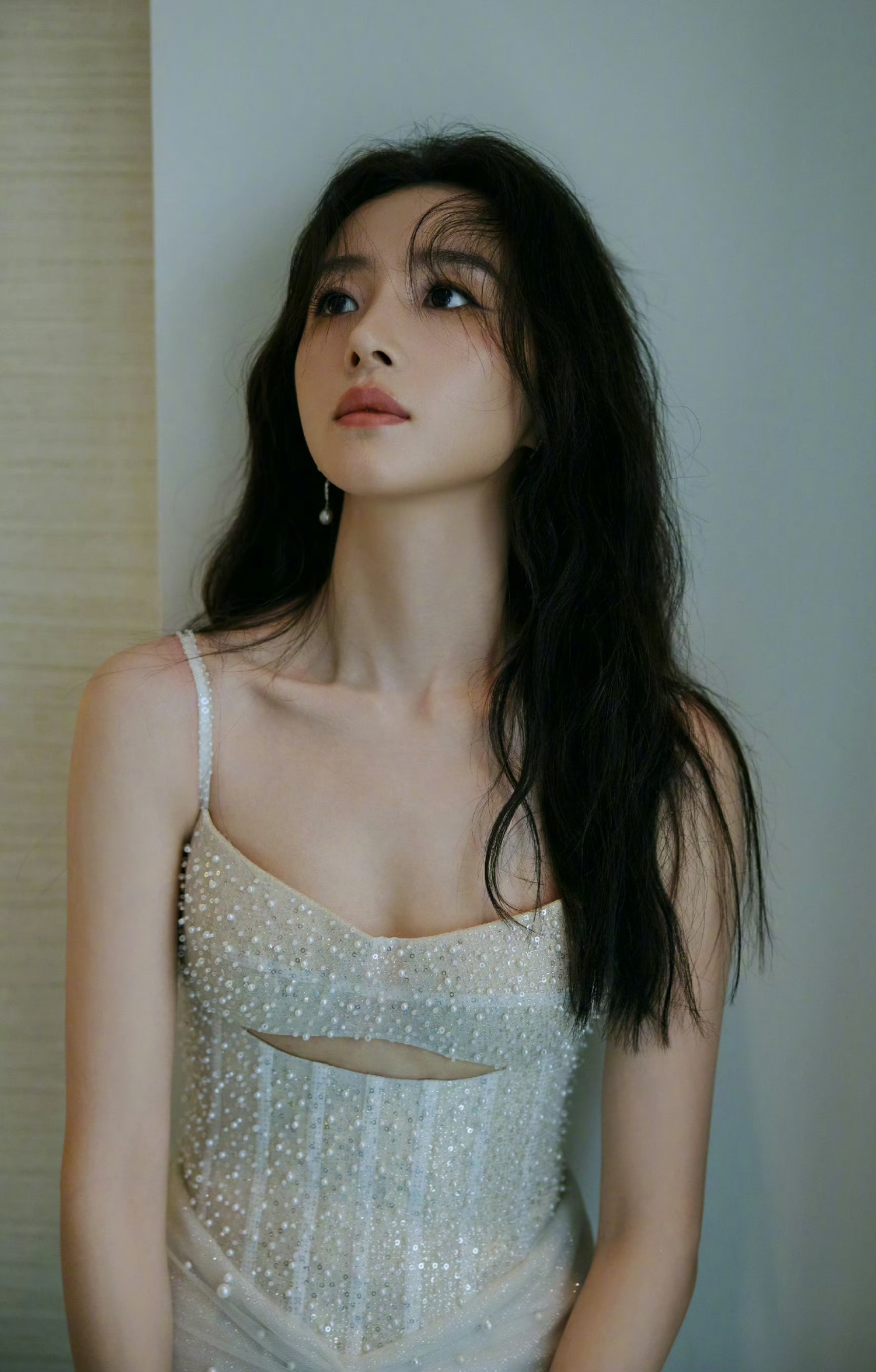 事业线轮廓清清楚楚,身材线条美感十足[赞同][赞同][赞同][赞同] 胡冰