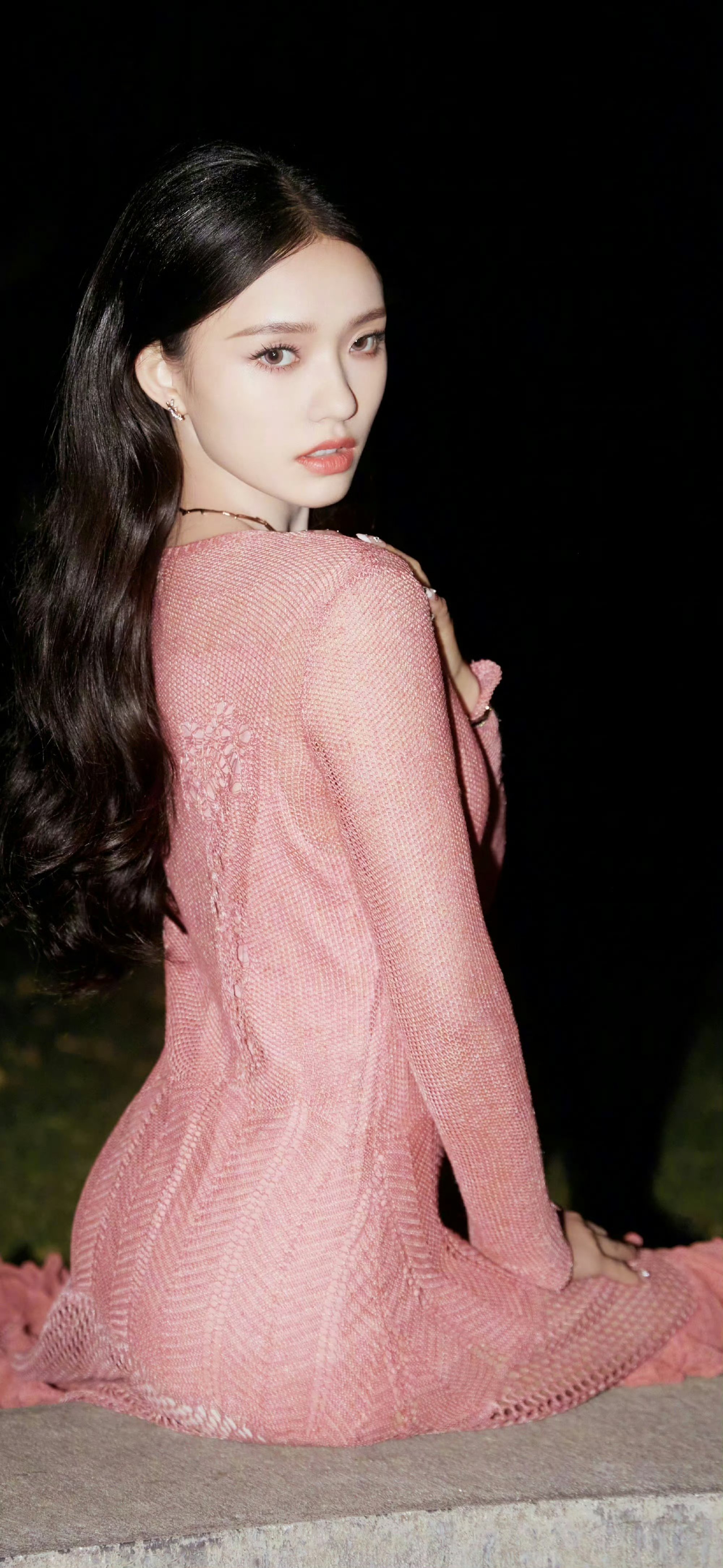 这么漂亮的女孩一个人在娱乐圈摸滚打爬真的不容易,希望她可以用自己