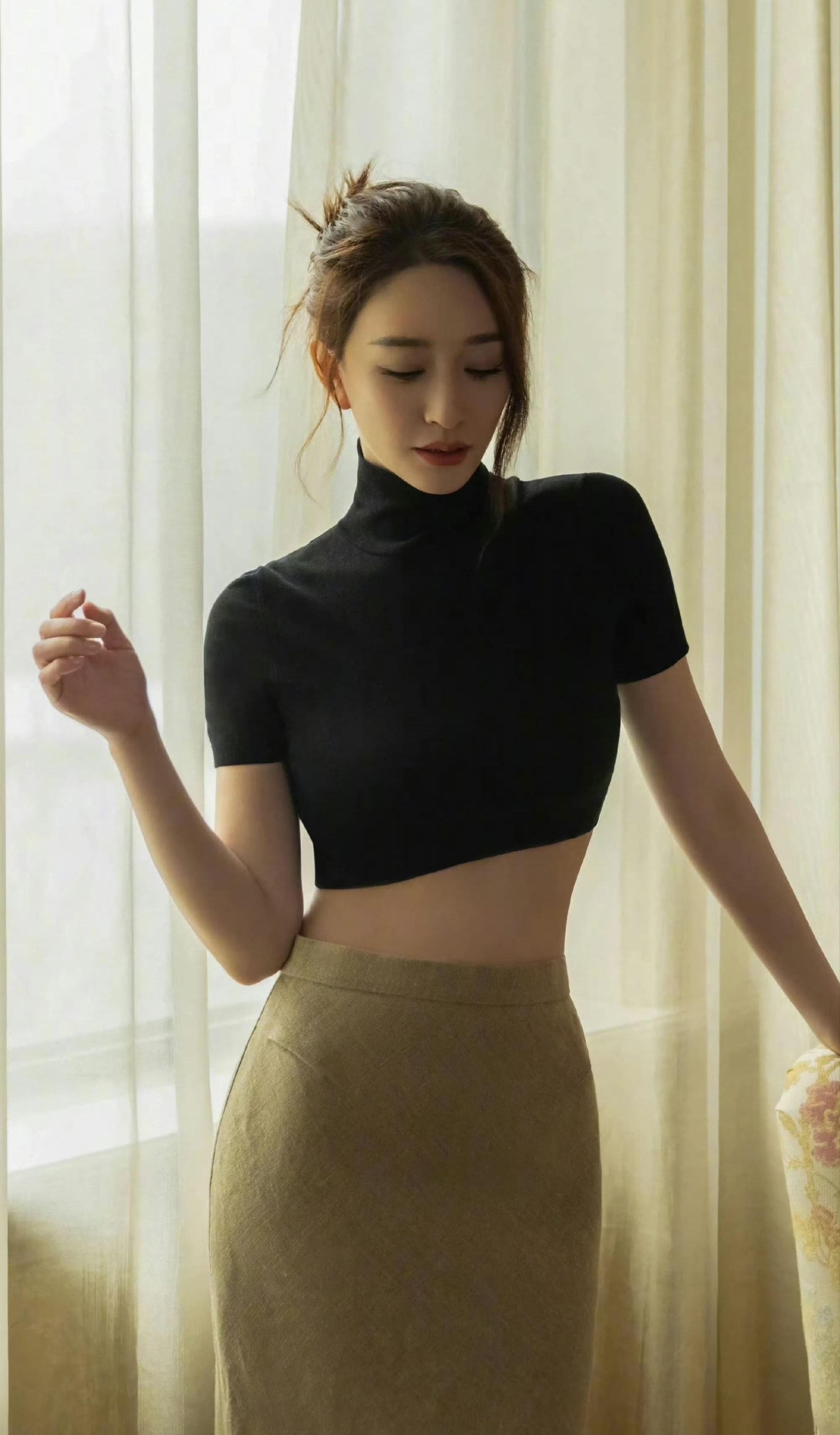 李小冉显露迷人身姿,丰满动人,圆润饱满,凹凸感十足,小蛮腰纤细如杨柳