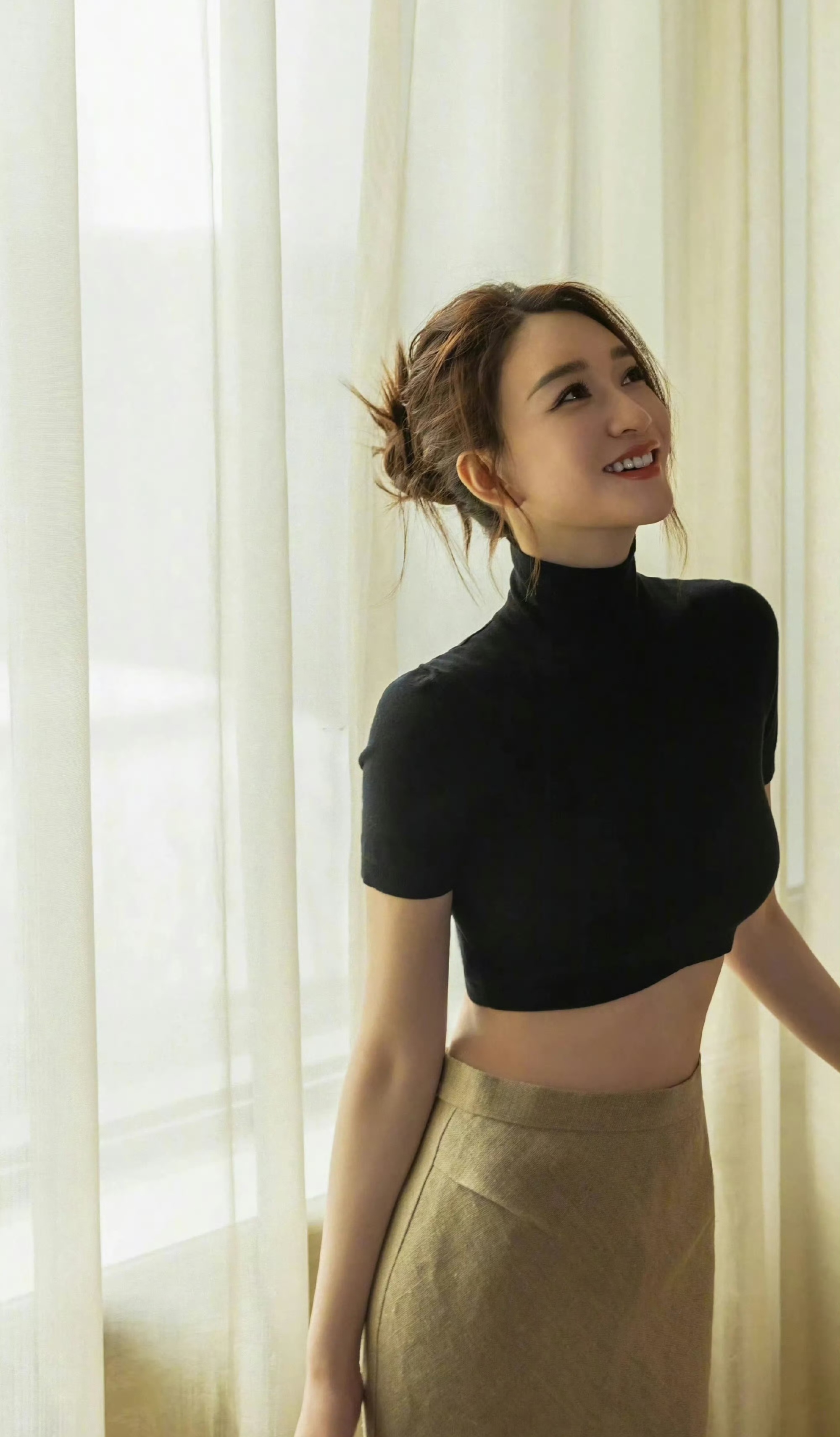 李小冉显露迷人身姿,丰满动人,圆润饱满,凹凸感十足,小蛮腰纤细如杨柳