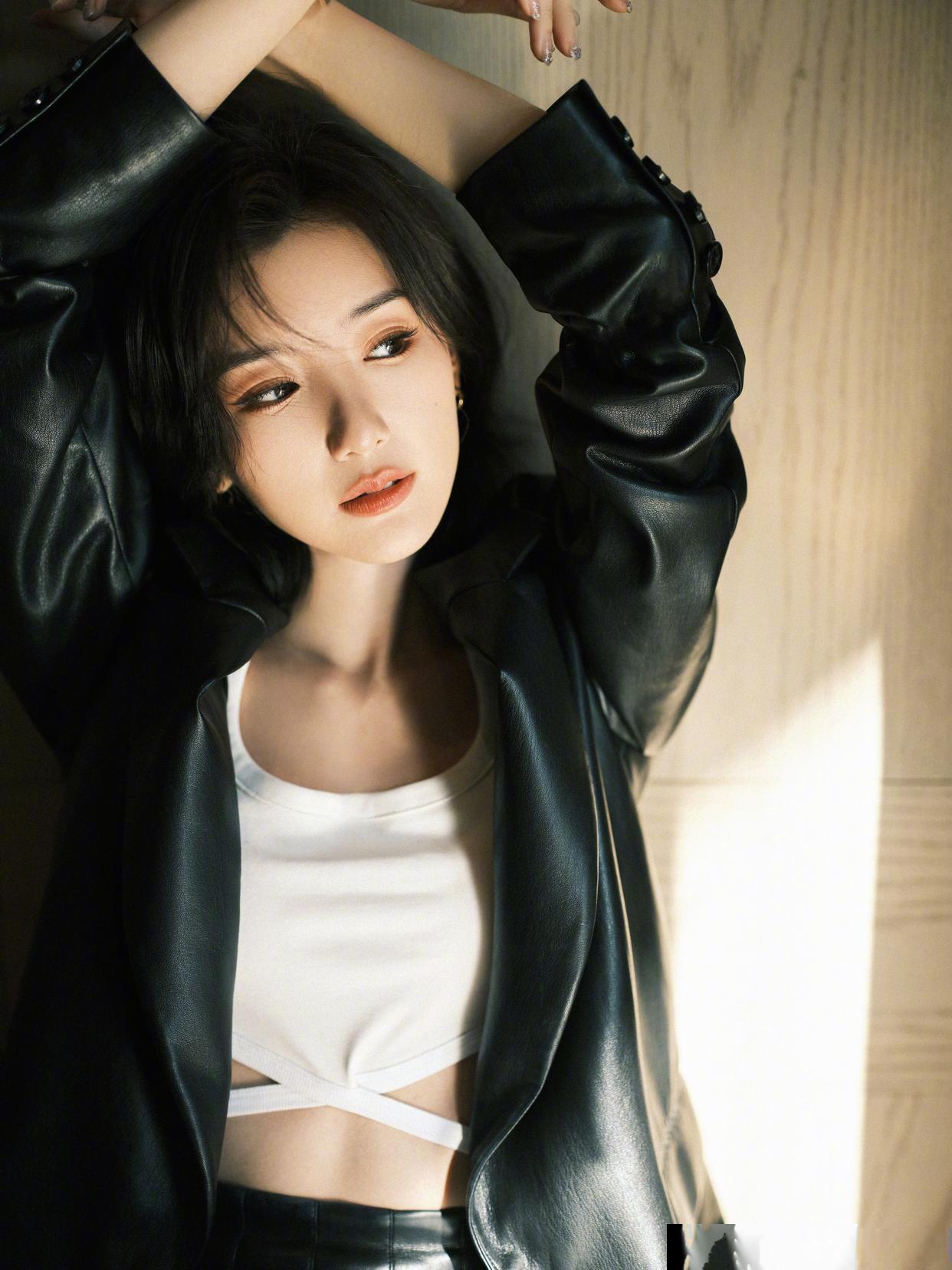 毛晓彤又细又圆的身材魅力无穷,丰满圆臀,修长苗条,这就是她完美比例