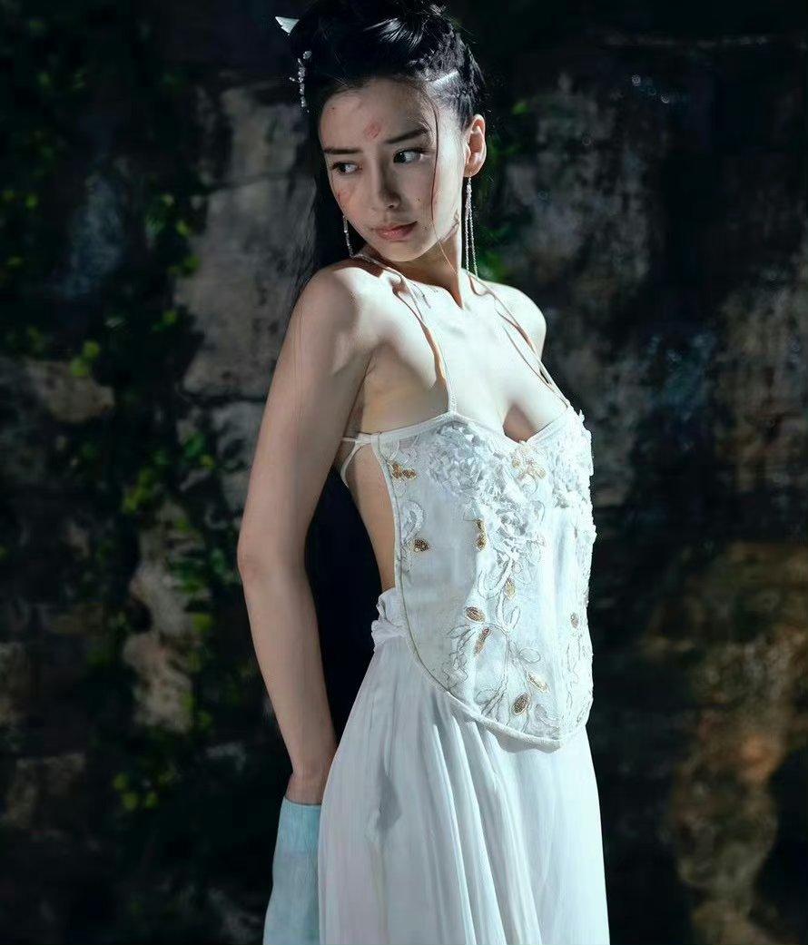 杨颖,古装剧照,肚兜裙,酥胸半露,凹凸玲珑的身材曲线尽显,魅力无穷