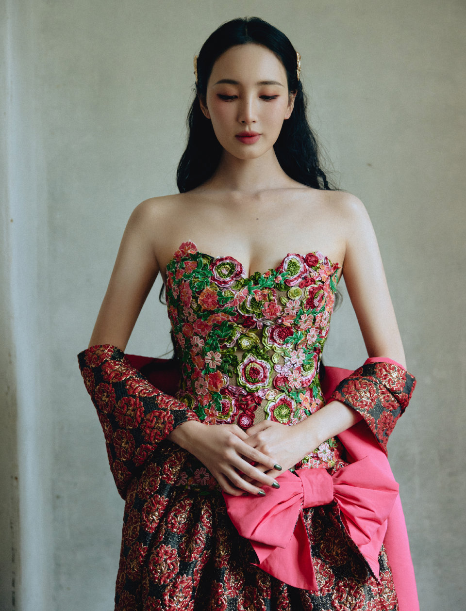 王紫璇,身穿抹胸花裙,凹凸玲珑的酥胸挺立,事业线沟痕很清晰,她是万花