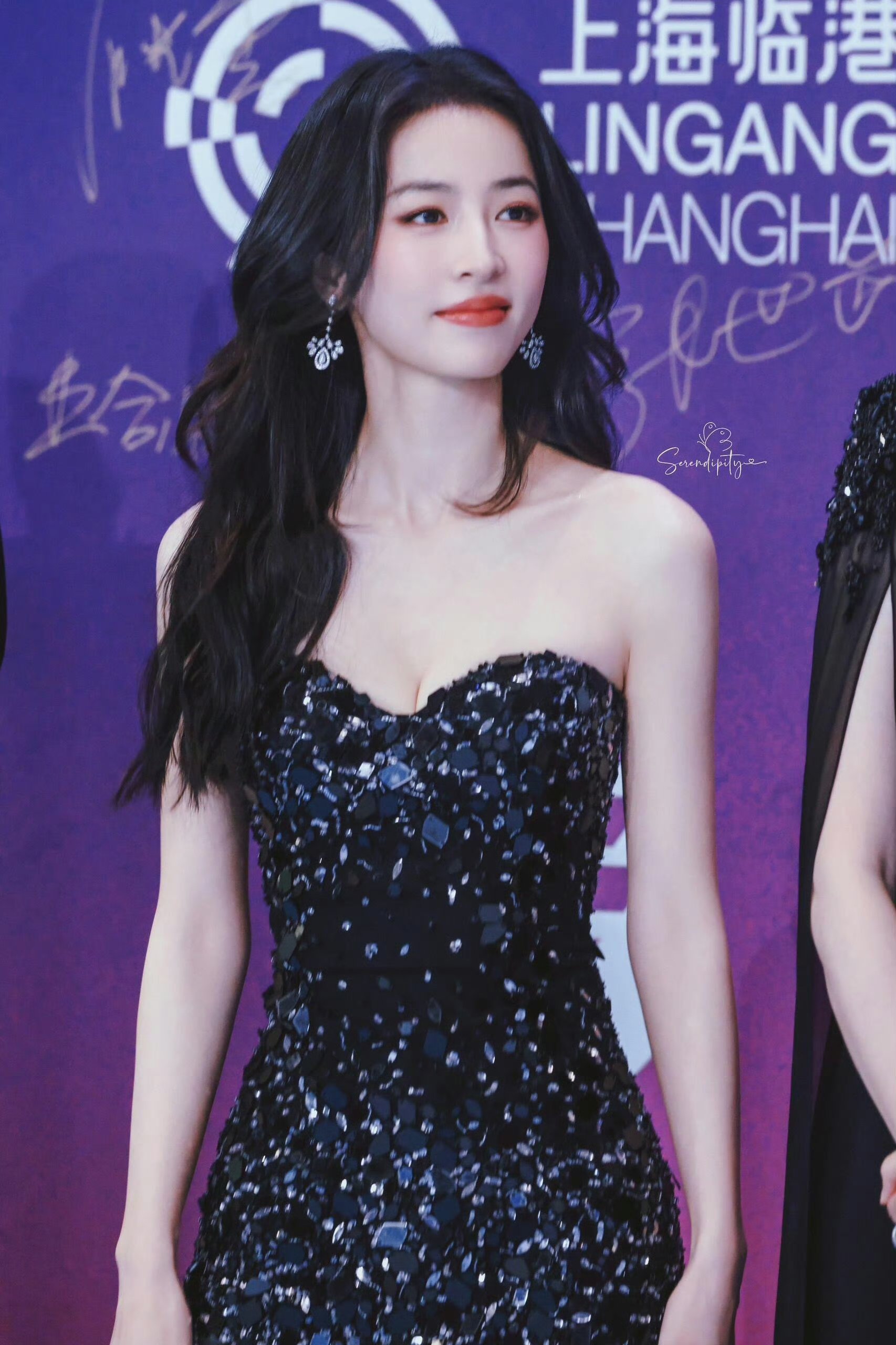 周雨彤,露事业线,秀火辣身材,凹凸曲线美感爆棚,姐姐终于舍得露出来了