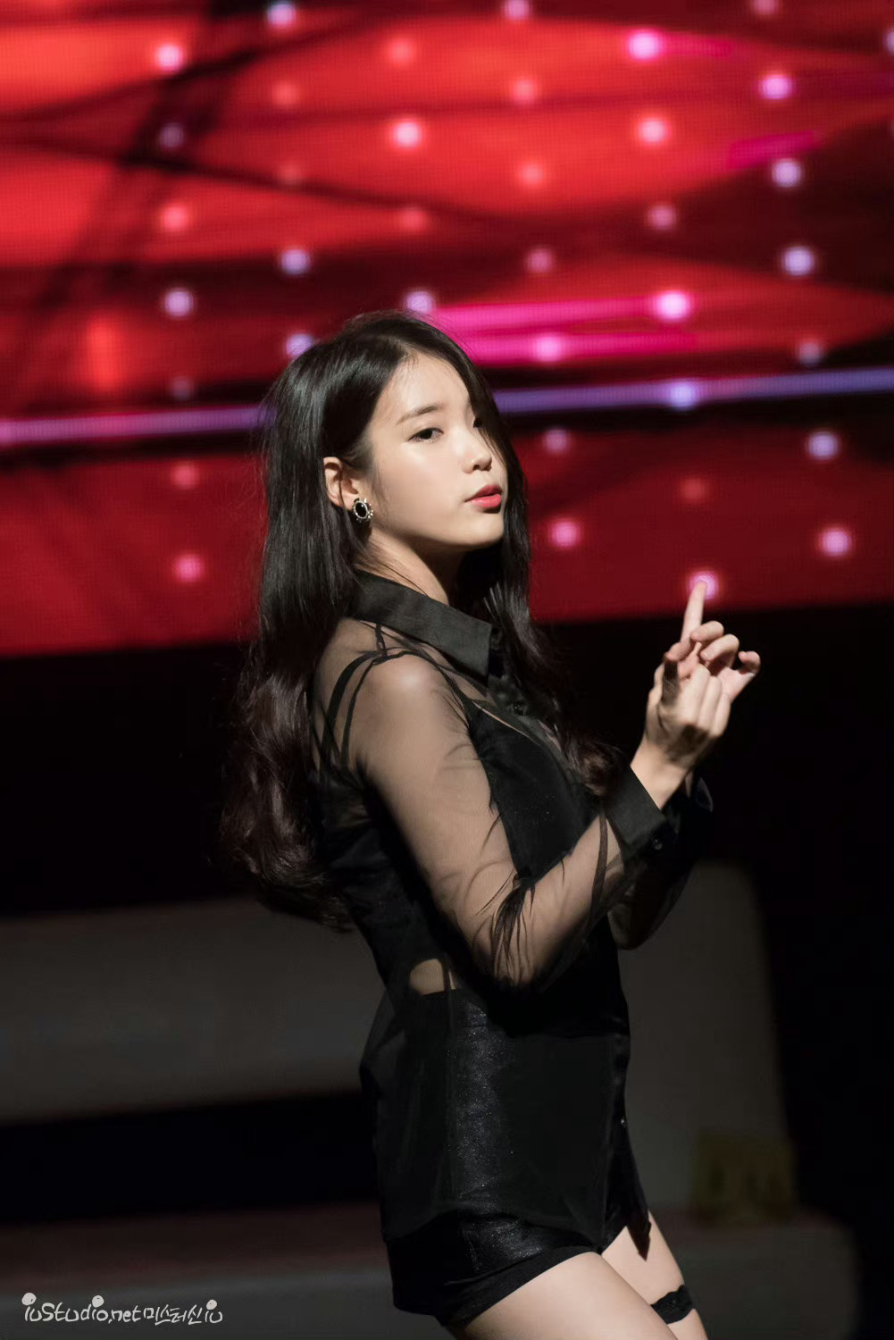 韩国女星李知恩,身穿黑色透视套装热舞,玲珑妖娆的身体摇摆出各种诱人