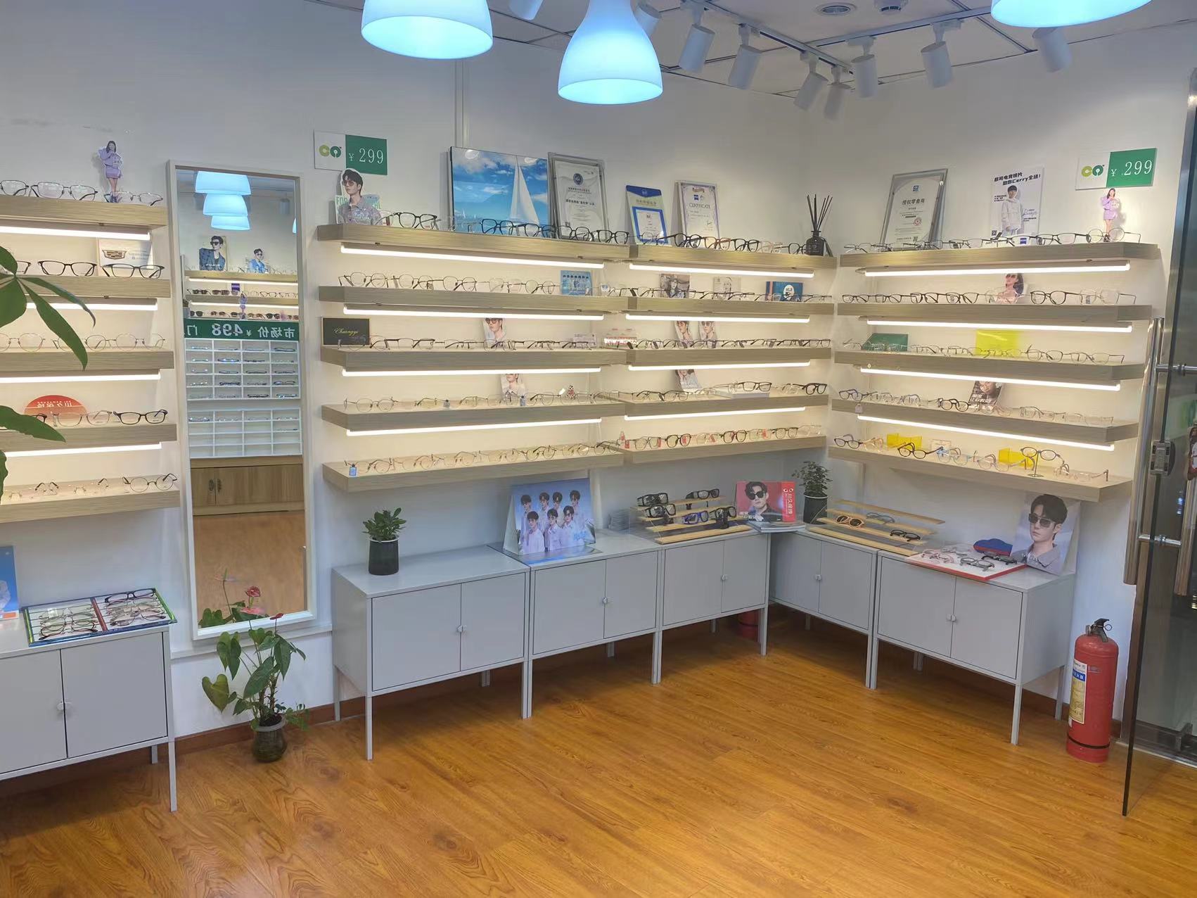 深圳配眼镜,刺鸟眼镜 简单介绍一下我们  现在很多人对配镜都存在一定