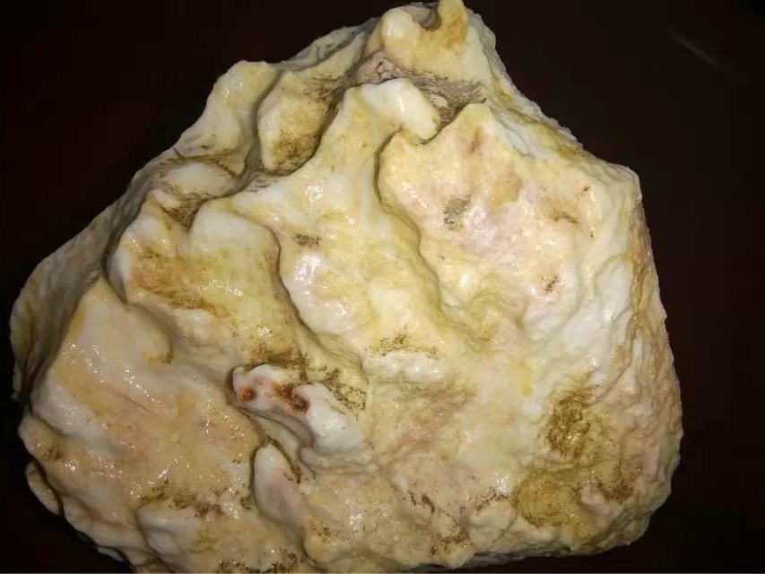 新疆有那么丰富的石头资源,所以我不可能免俗,我也跟风收藏了一些