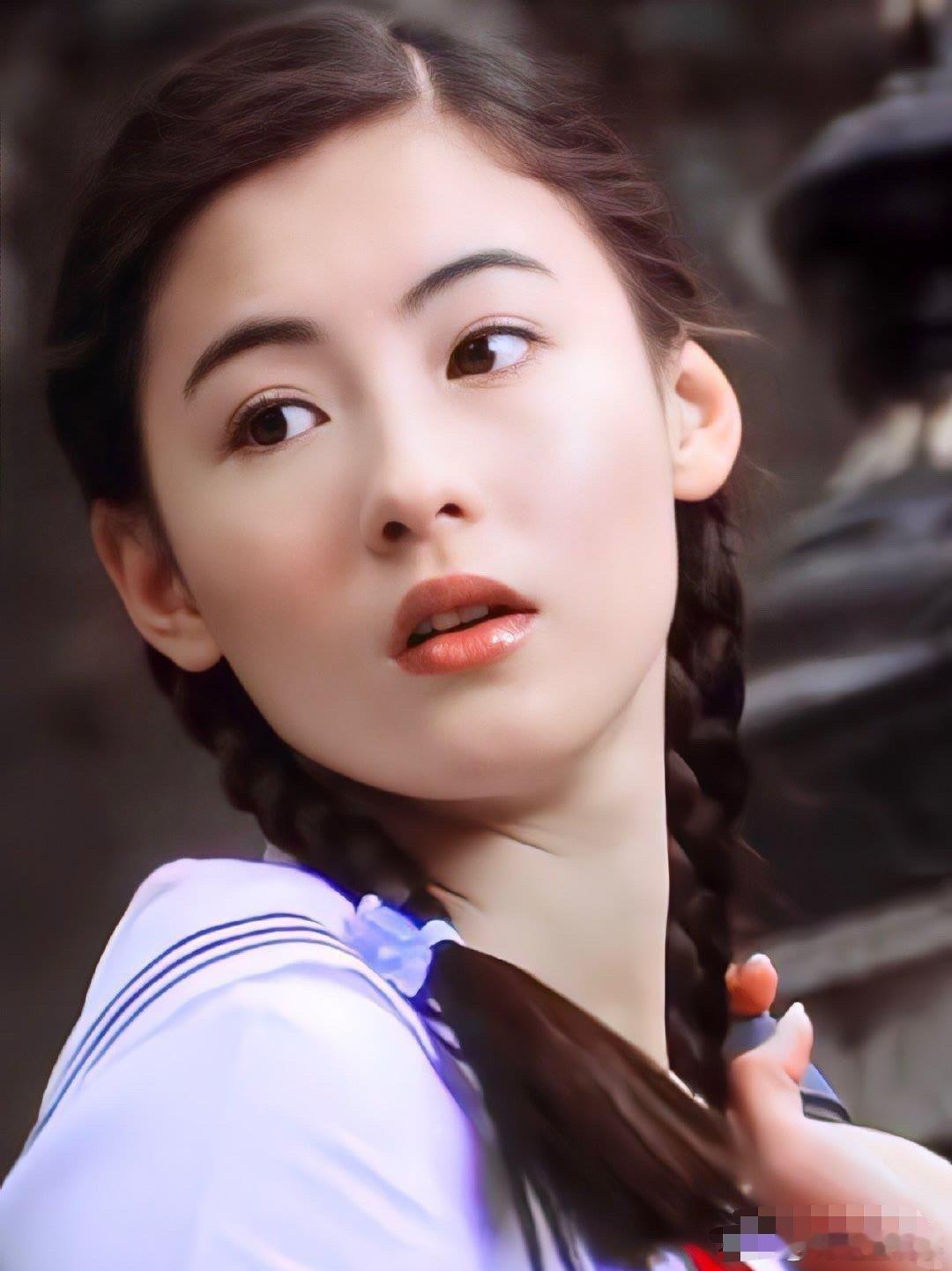 一次综艺节目中,张馨予与张柏芝玩起"真心话与大冒险"游戏,张馨予要求