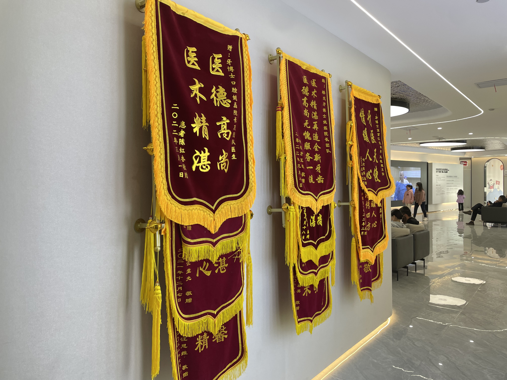 牙的事牙博士# @徐海洋医生  她们悄悄变美是做了什么 以前都不知道