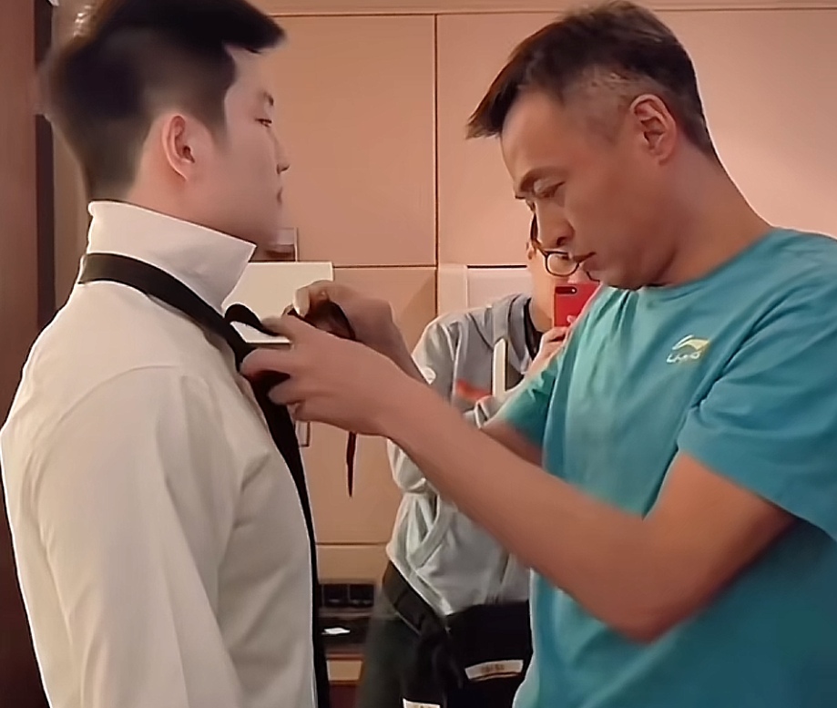 秦志戬帮樊振东整理领带,细心又温柔