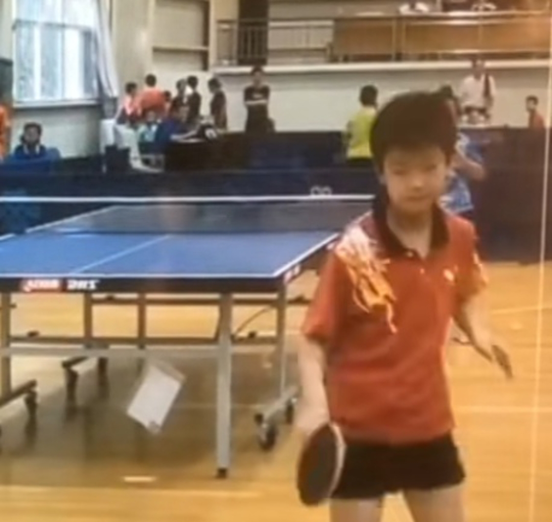 幼时的孙颖莎像一只可爱小肉包,此时在赛场上打球已经显示与众不同