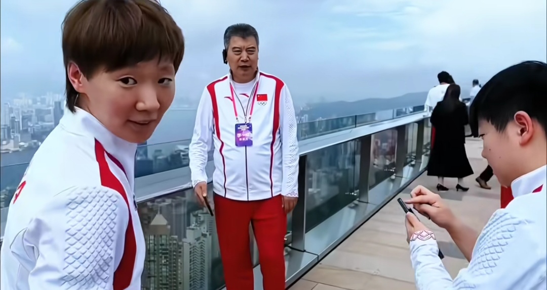 李隼教练和孙颖莎,王曼昱一起在太平山欣赏美景,心情大好!