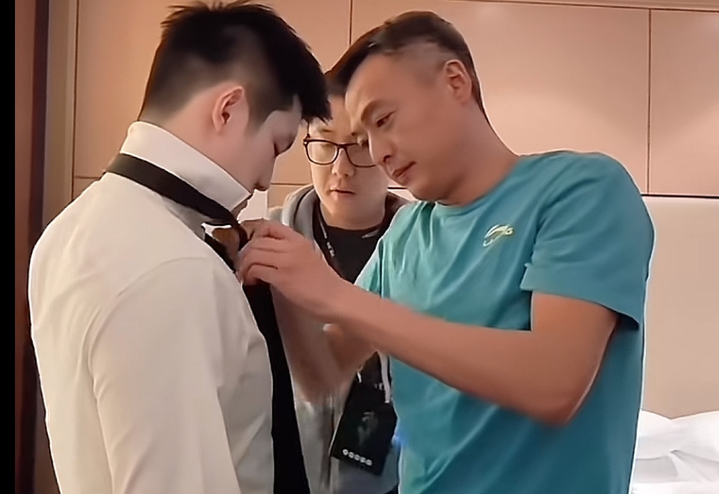 秦志戬帮樊振东整理领带,细心又温柔