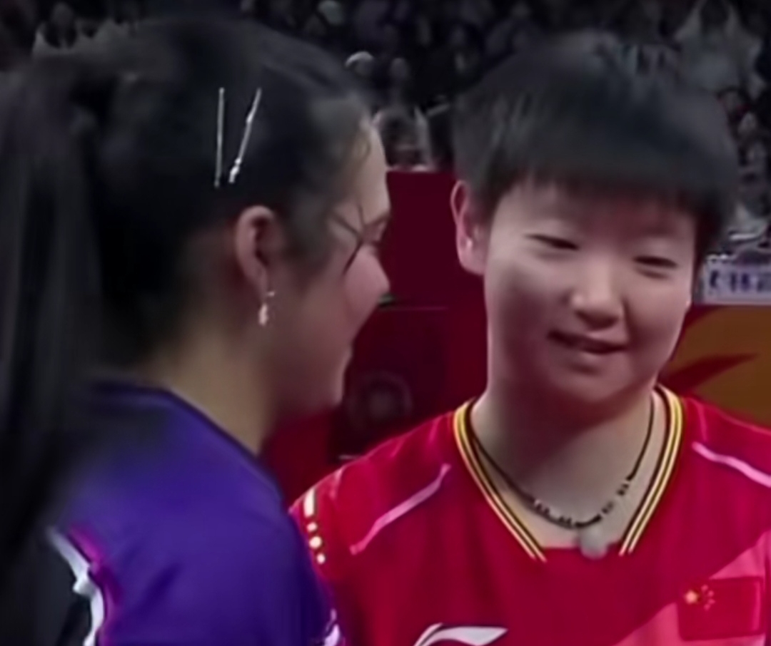 孙颖莎球技好,人缘佳,还有波多黎各好姐妹迪亚兹,打完比赛就热情的