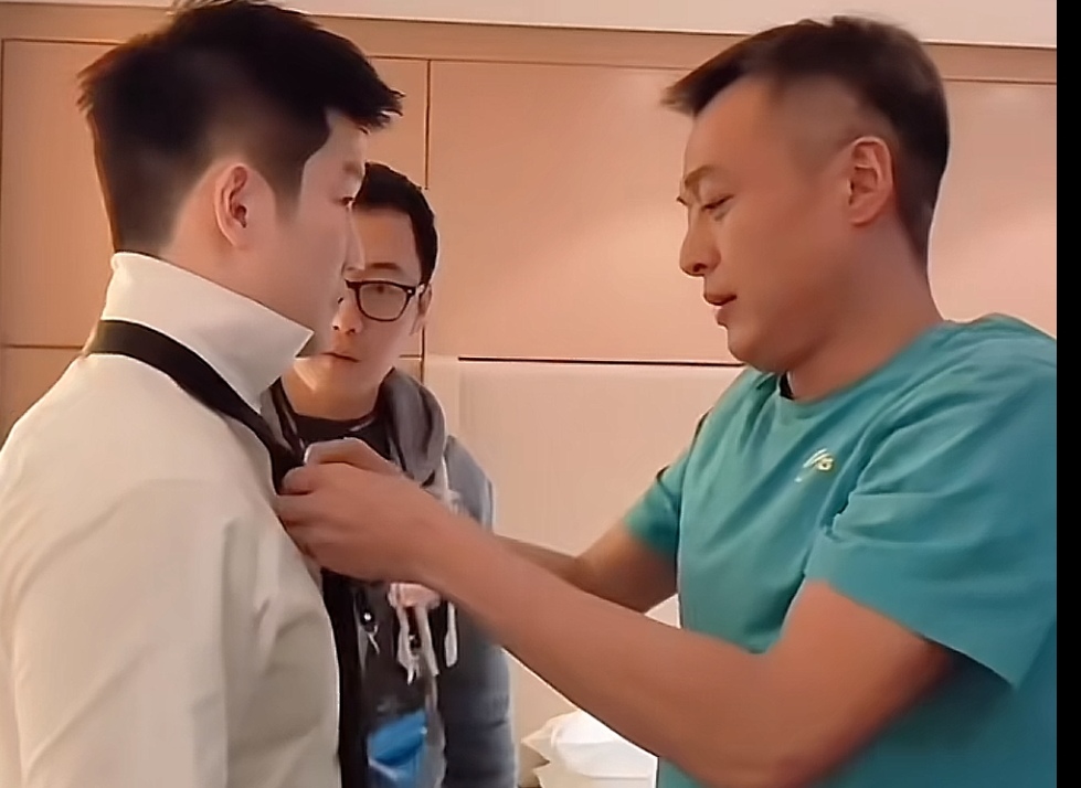 秦志戬帮樊振东整理领带,细心又温柔