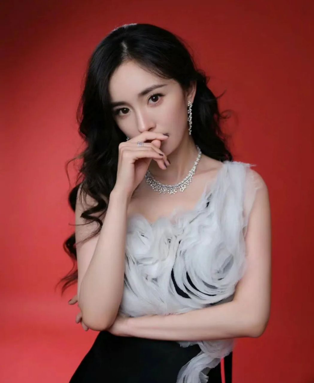 杨幂吊带黑裙,迷人的暗夜精灵,最让人心动的黑!