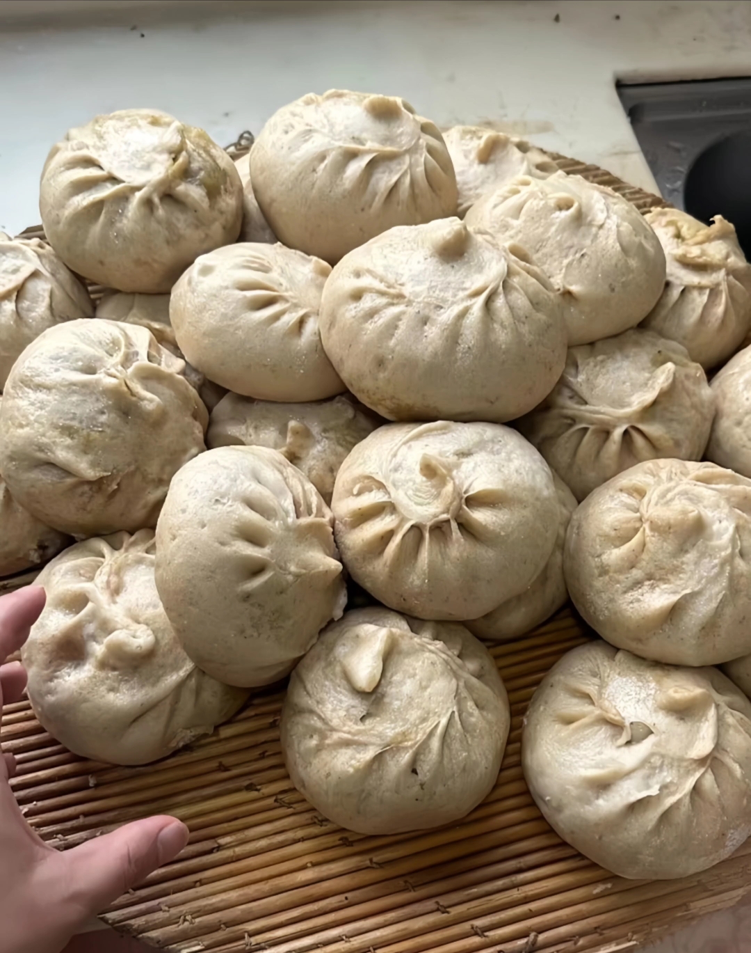 我和奶奶各自弄了一笼包子.