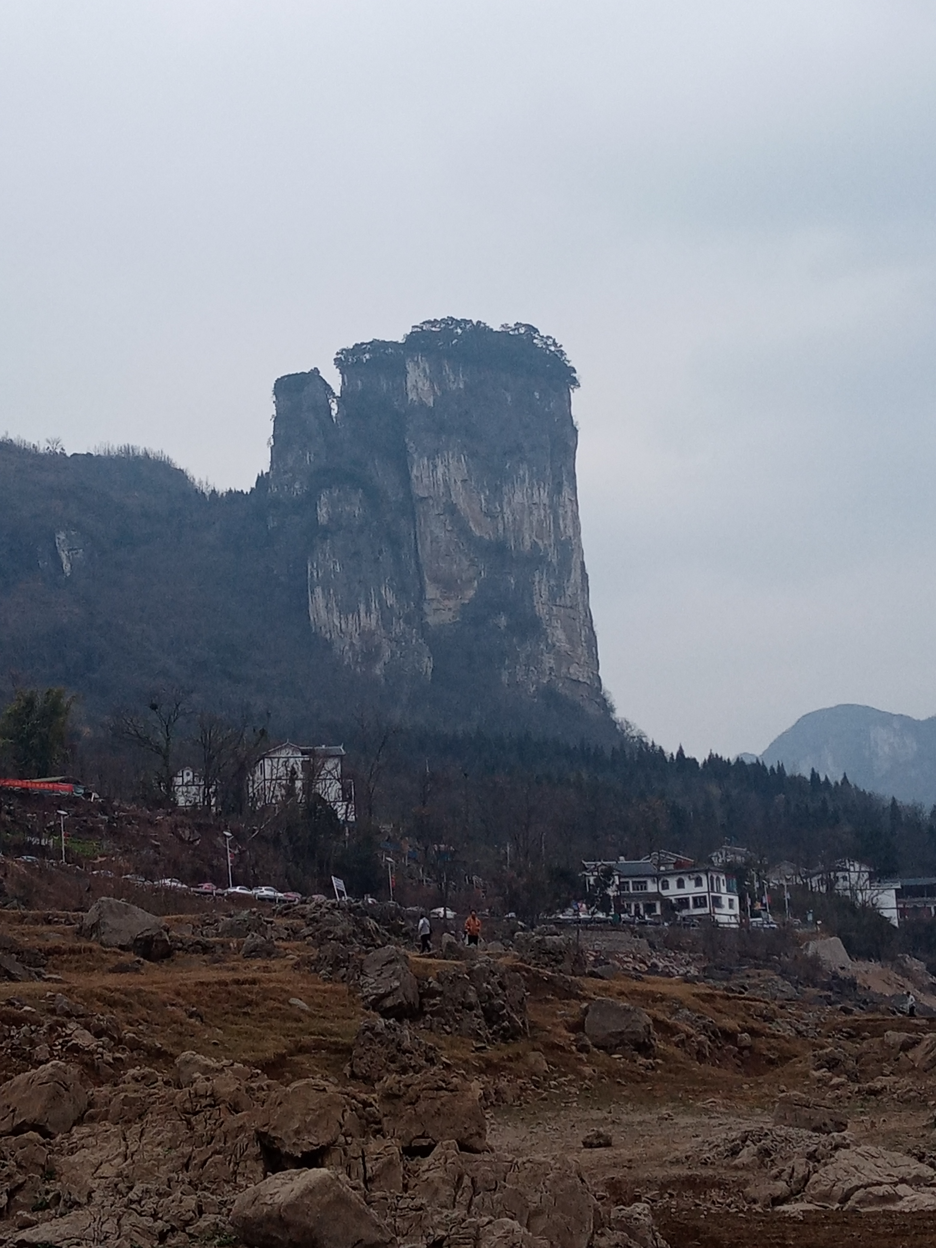 贵州省毕节市黔西市与织金县同贵阳市清镇市交界的化屋基,风景秀丽