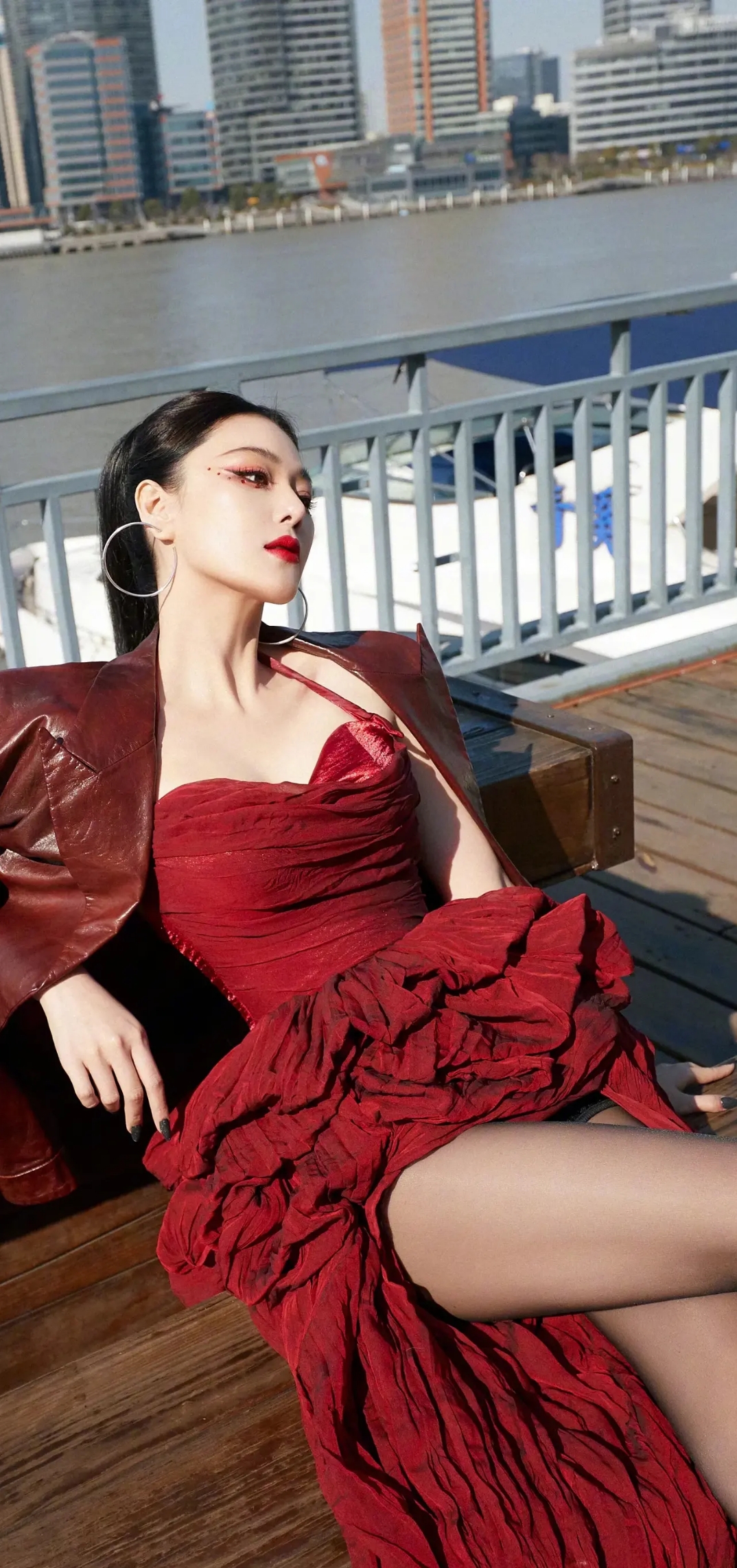 张馨予,红色抹胸礼服搭配红色皮衣,真的好美呀.